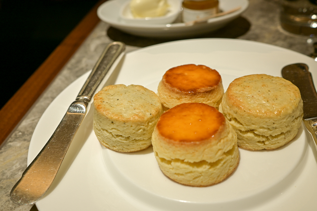 マリー・アントワネット by マノロ ブラニク アフタヌーンティー