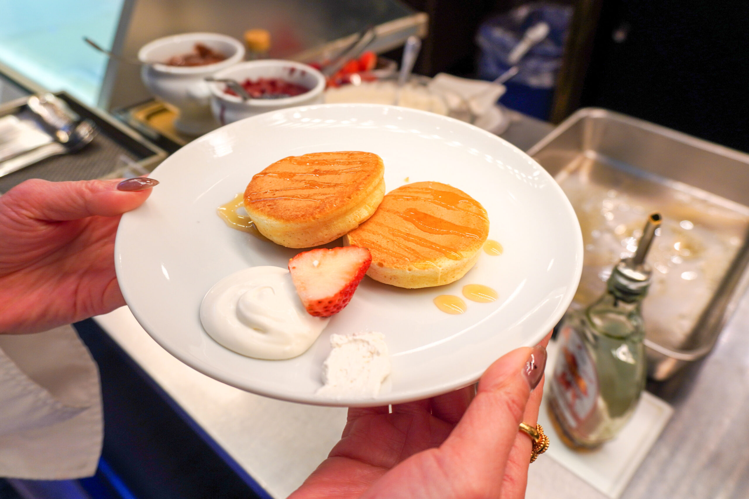 ホテルニューオータニ大阪 さつきラウンジ いちごビュッフェ ジュエリーテーマ 特製パンケーキ