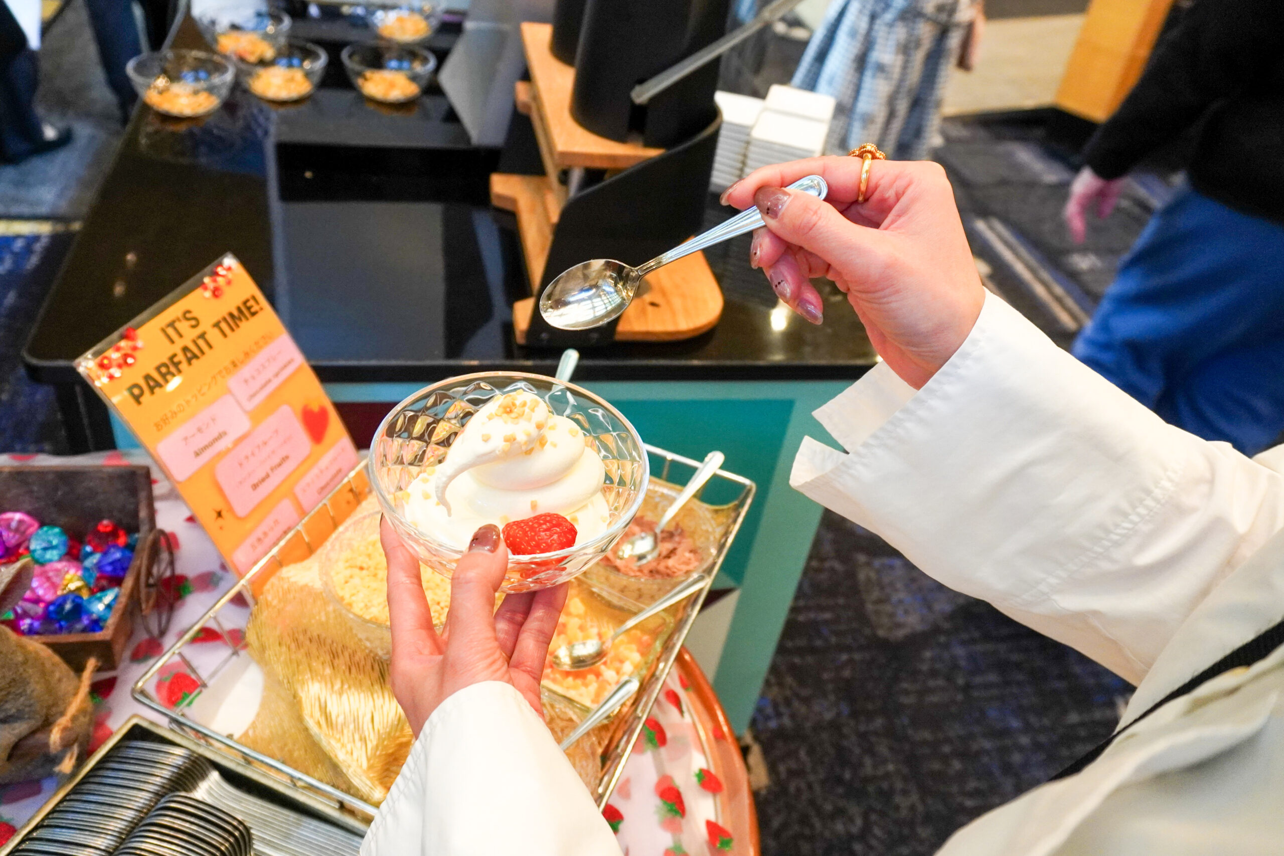 ホテルニューオータニ大阪 さつきラウンジ いちごビュッフェ ジュエリーテーマ 自分で作れるパルフェ