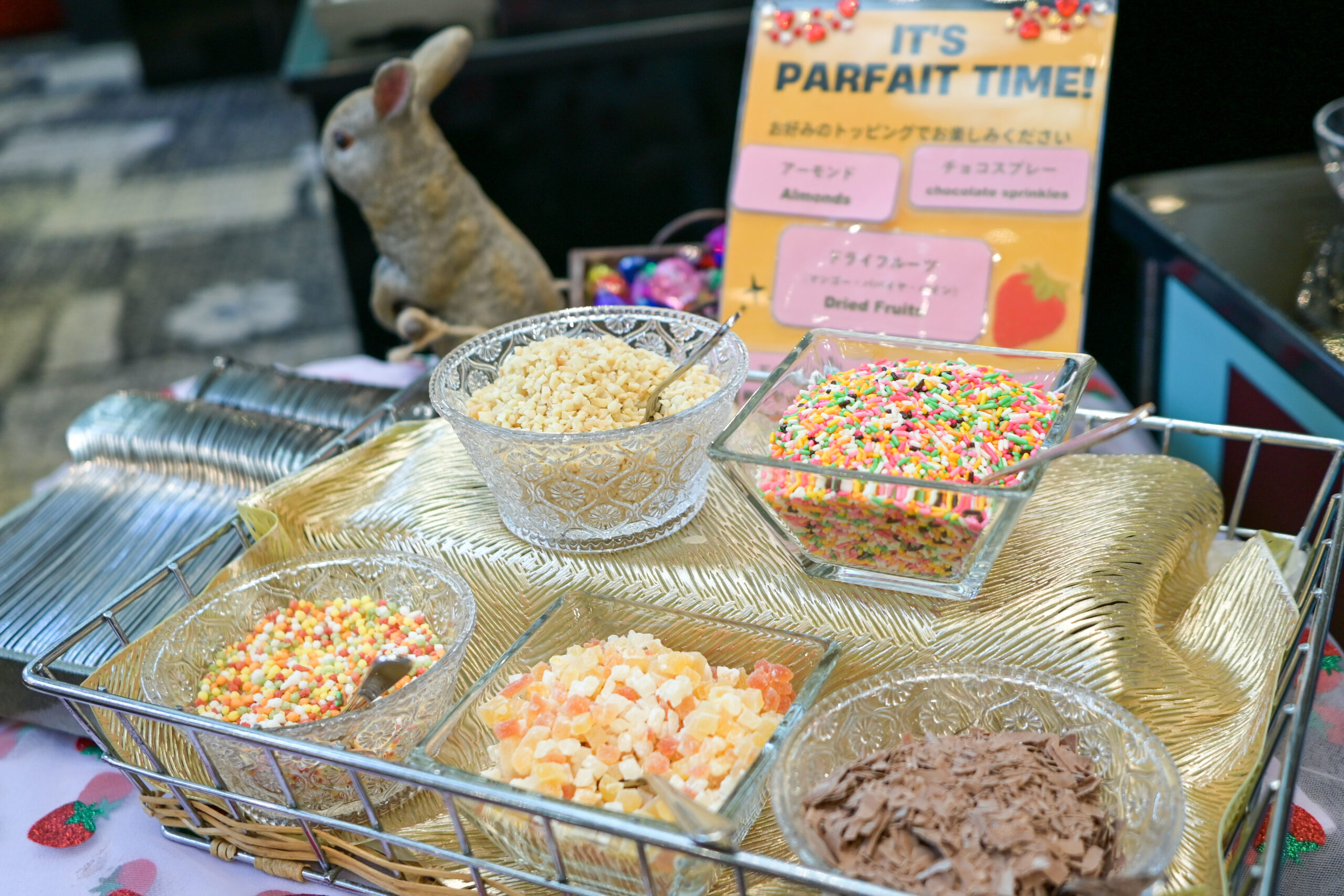 ホテルニューオータニ大阪 さつきラウンジ いちごビュッフェ ジュエリーテーマ 自分で作れるパルフェのトッピング