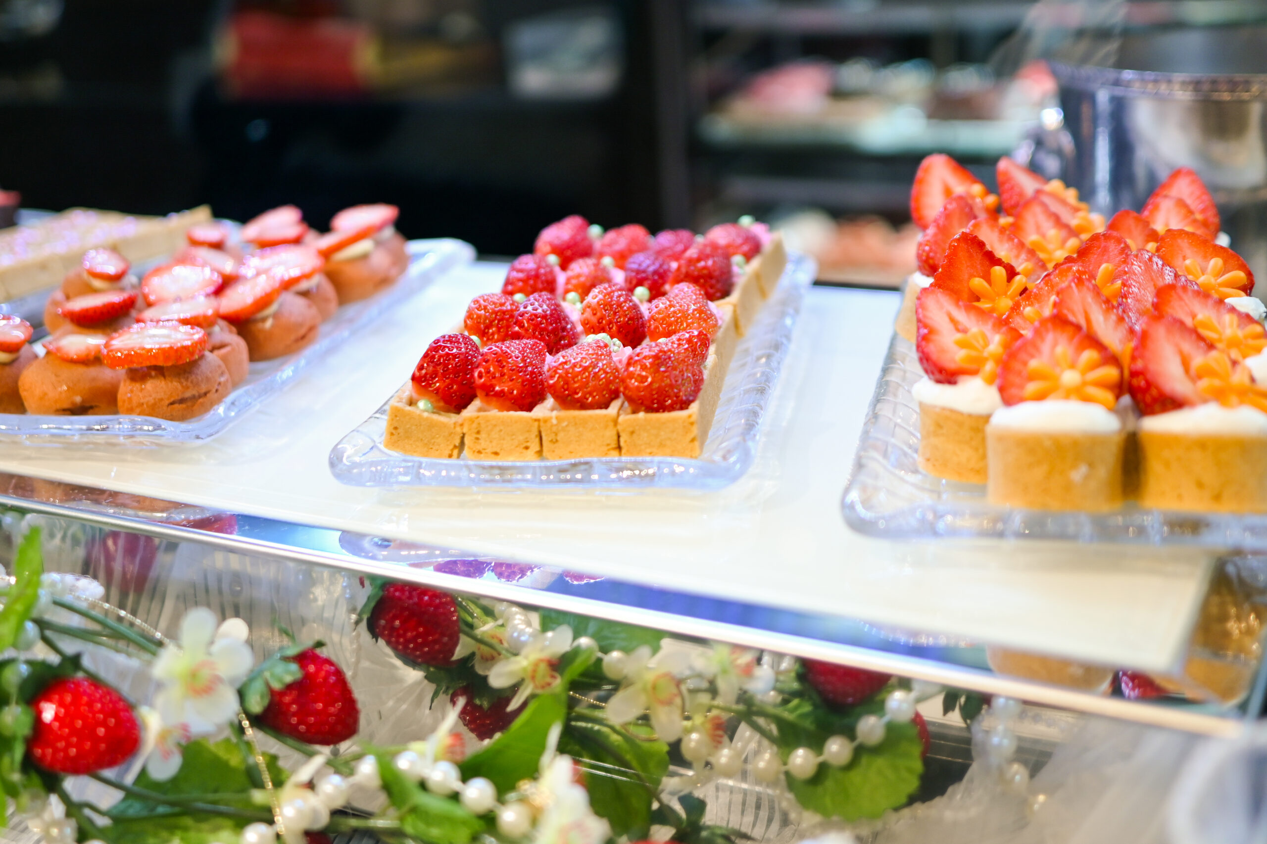 ホテルニューオータニ大阪 さつきラウンジ いちごビュッフェ ジュエリーテーマのスイーツ各種