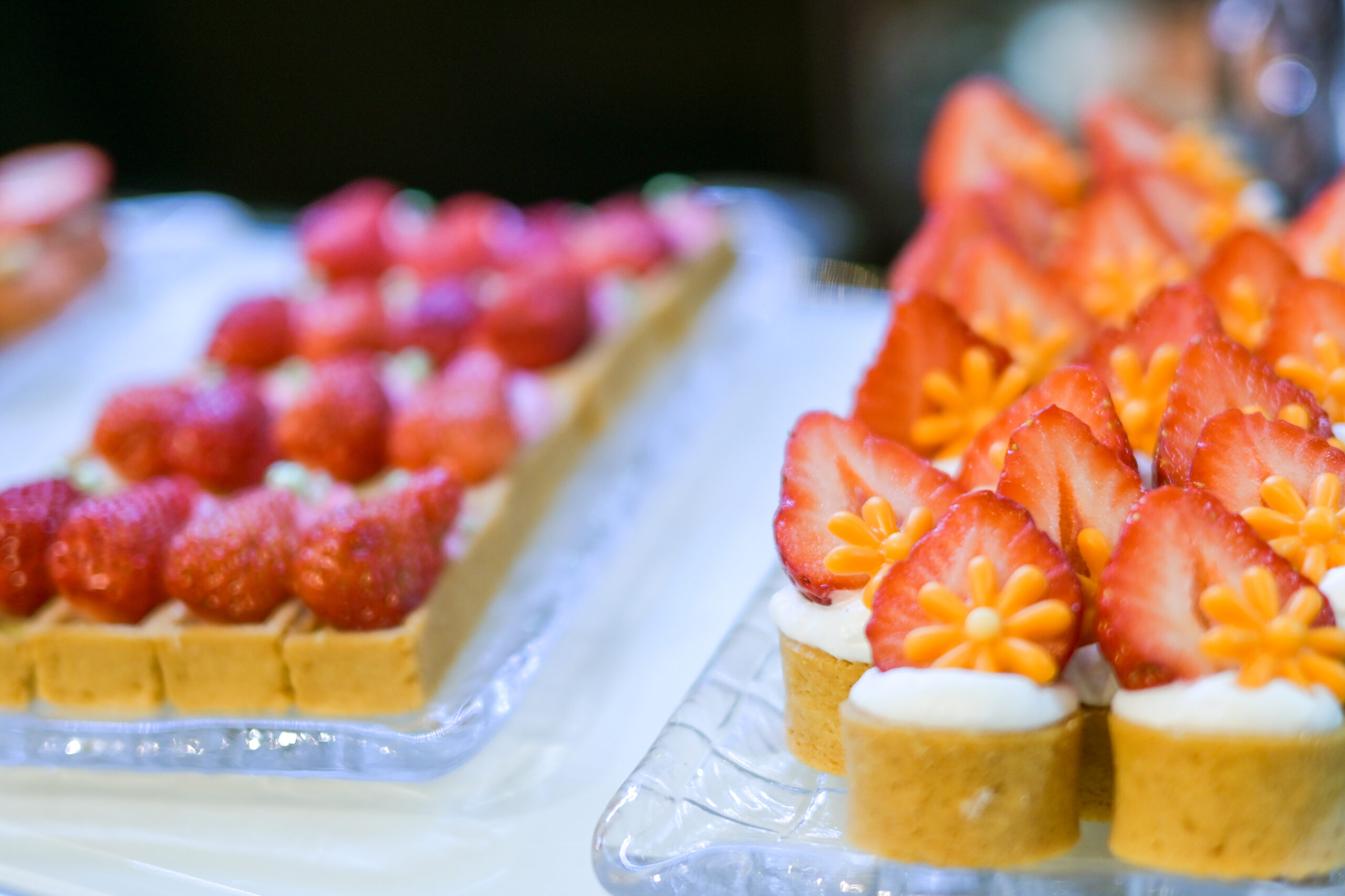 ホテルニューオータニ大阪 さつきラウンジ いちごビュッフェ ジュエリーテーマのスイーツ各種