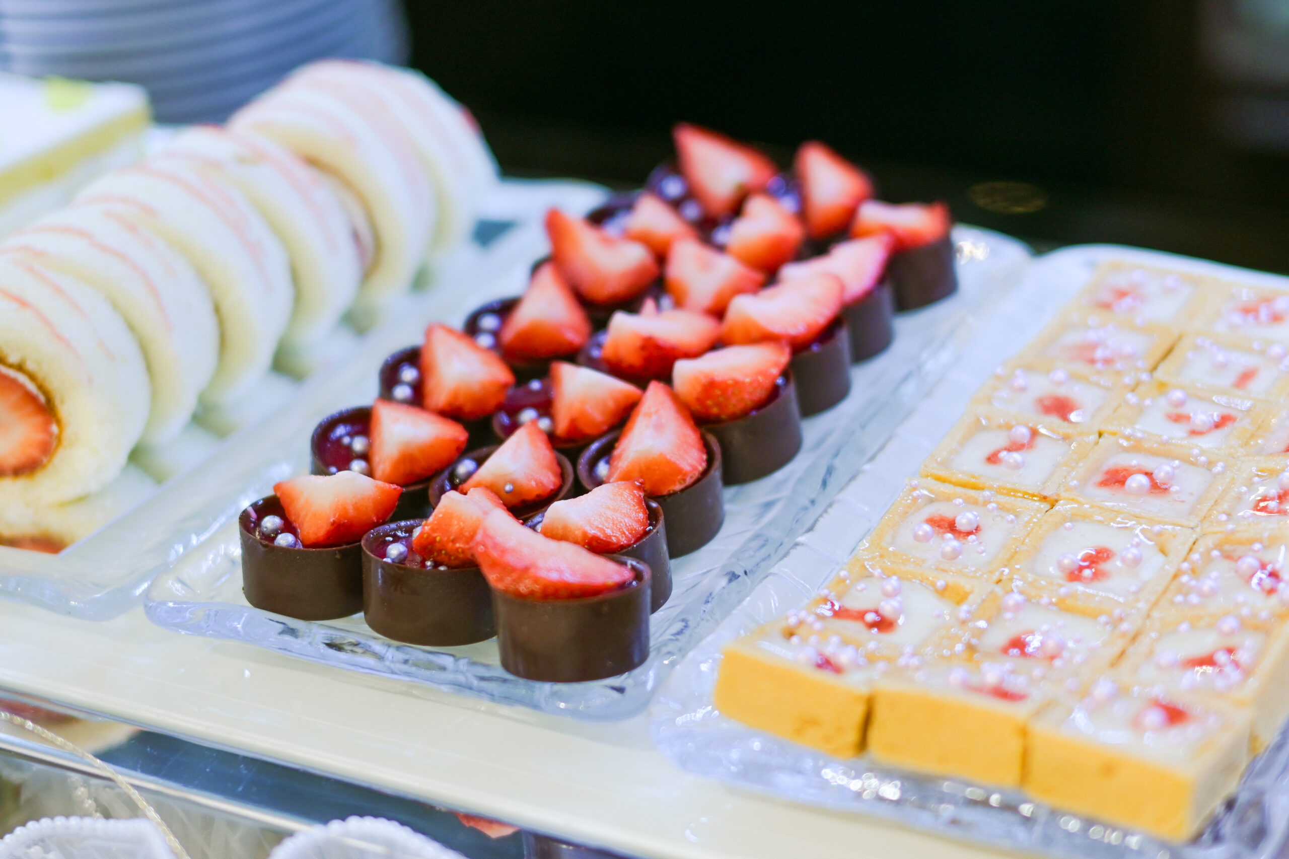 ホテルニューオータニ大阪 さつきラウンジ いちごビュッフェ ジュエリーテーマのスイーツ各種