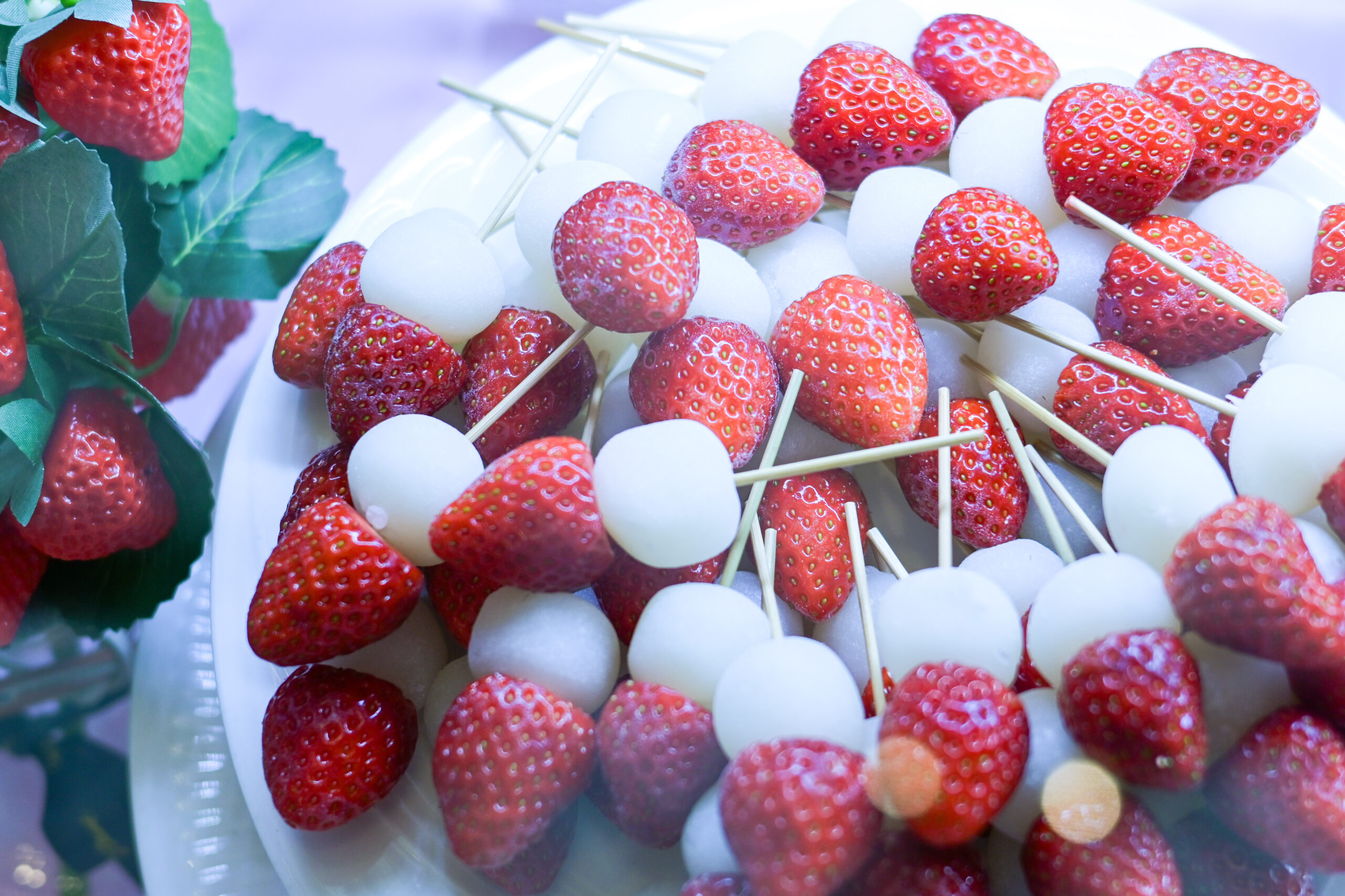 ホテルニューオータニ大阪 さつきラウンジ いちごビュッフェ ジュエリーテーマのスイーツ各種