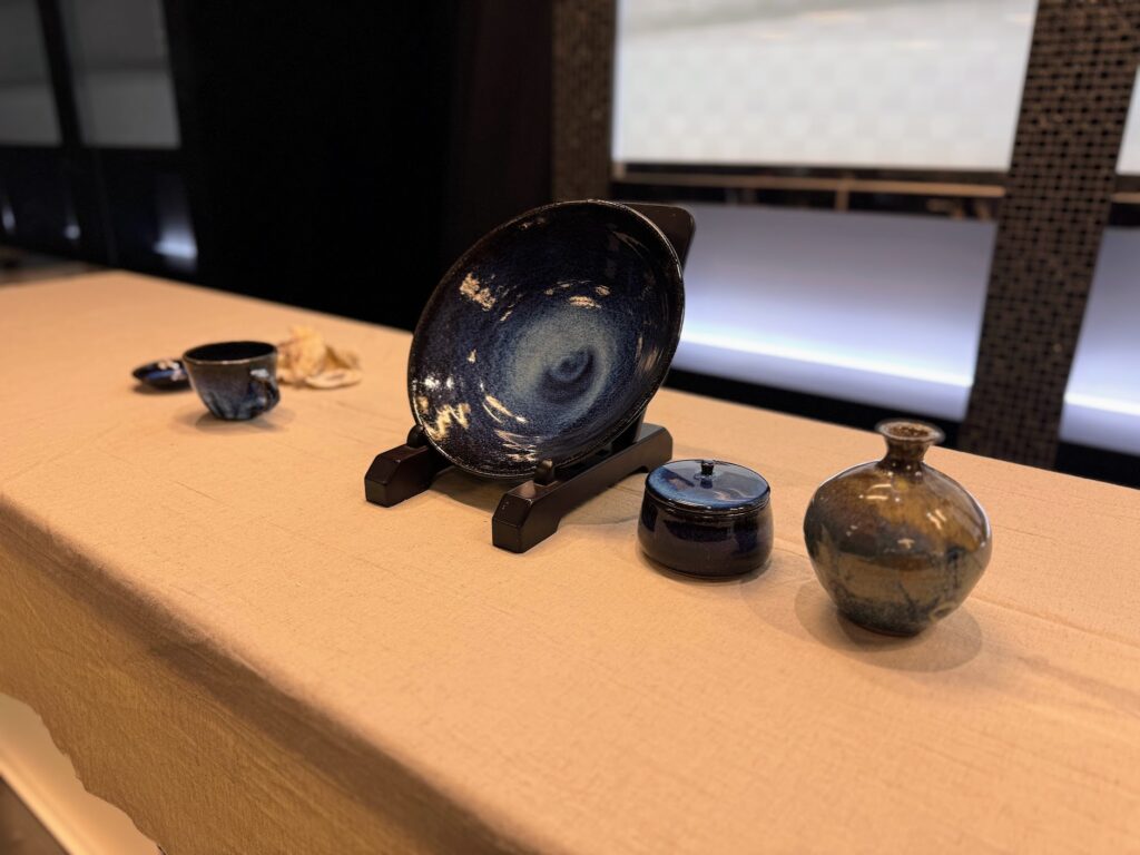 牡蠣殻を使った新しい釉薬で松島の海を思い浮かべることができるようなブルーの器など