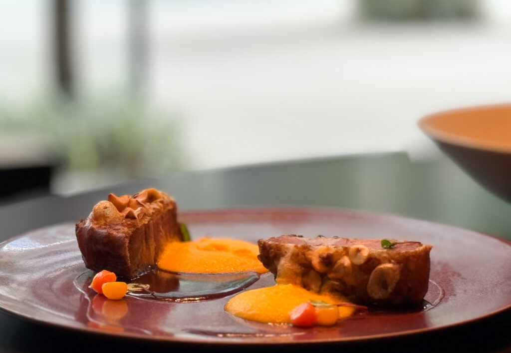 メインディッシュのオーストラリア産ラムショルダーのベニエ 人参のエスプーマ