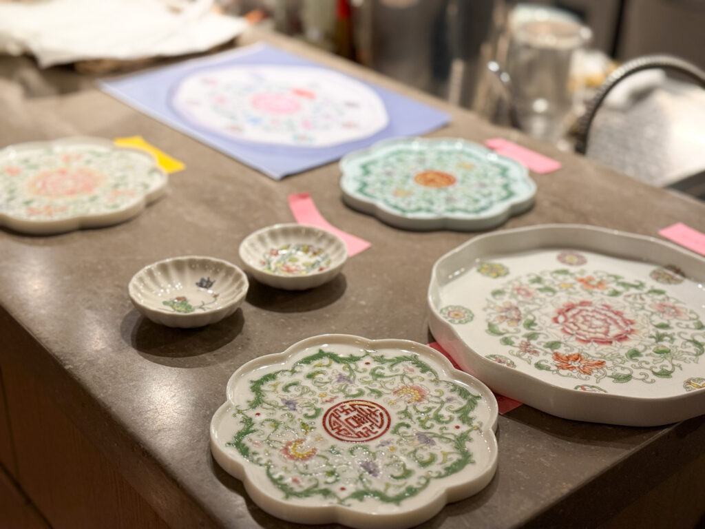 絵付け体験　テーブルに器が並ぶ