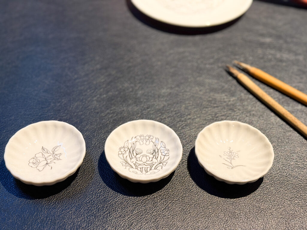 最初の工程は、絵付けをする器選びから