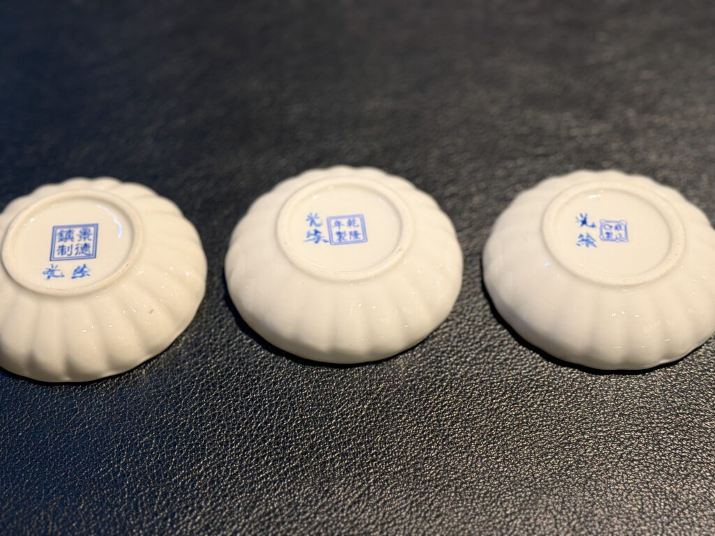 お皿の裏側に名前を書いてレッスンは完了