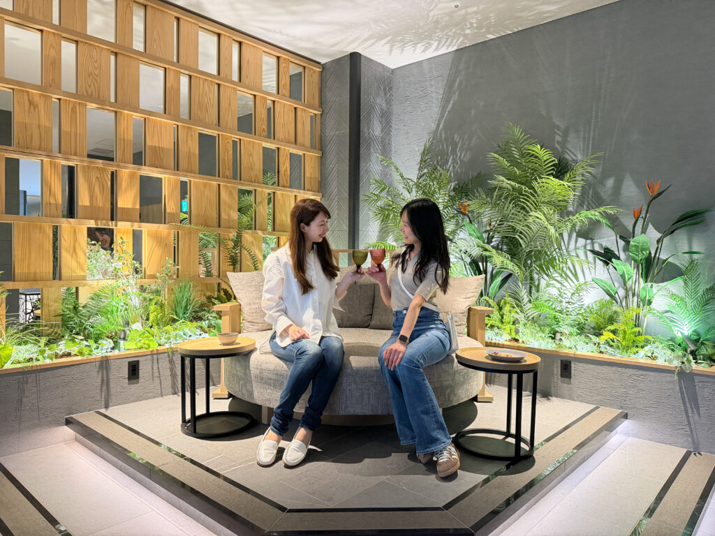 鴨川館　風光　ラウンジ　ソファ