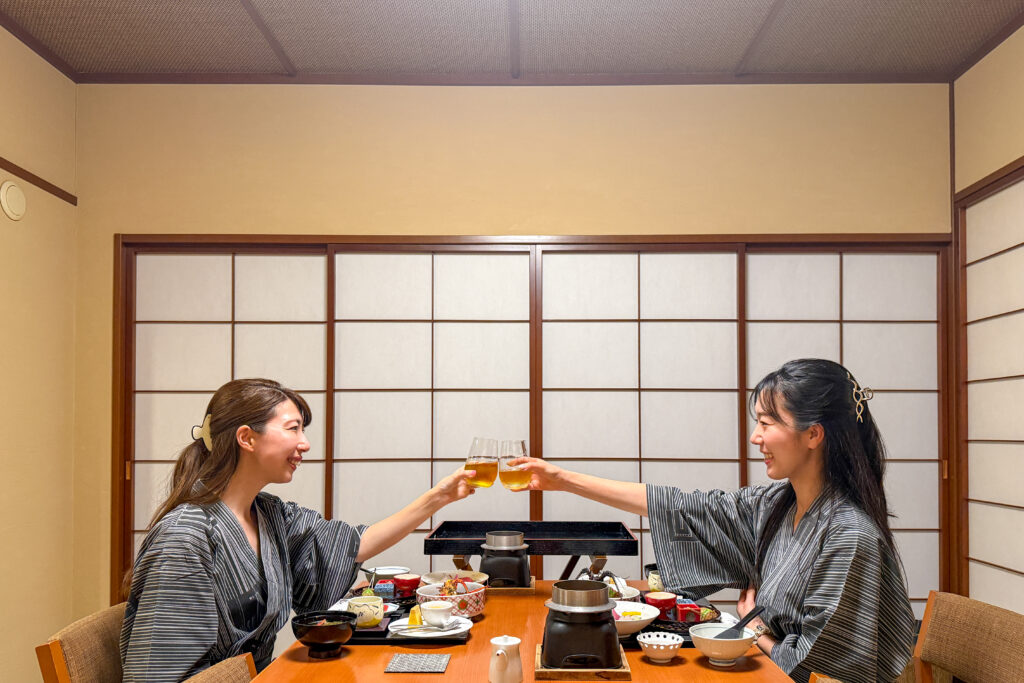 鴨川温泉 別邸 ラ・松廬 La・Shoro　花の部屋の和室でルームサービスディナー