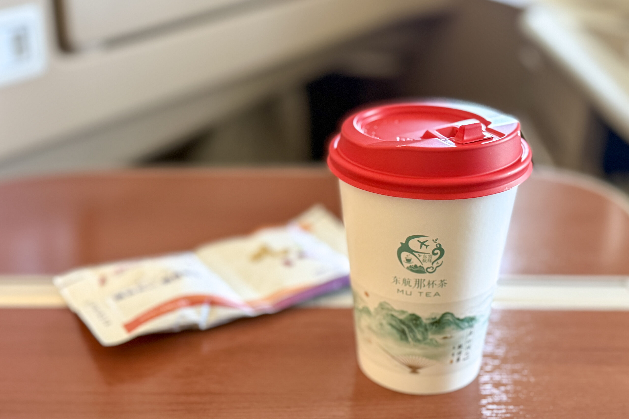 中国東方航空(China Eastern Airlines)」のビジネスクラス
のウーロン茶