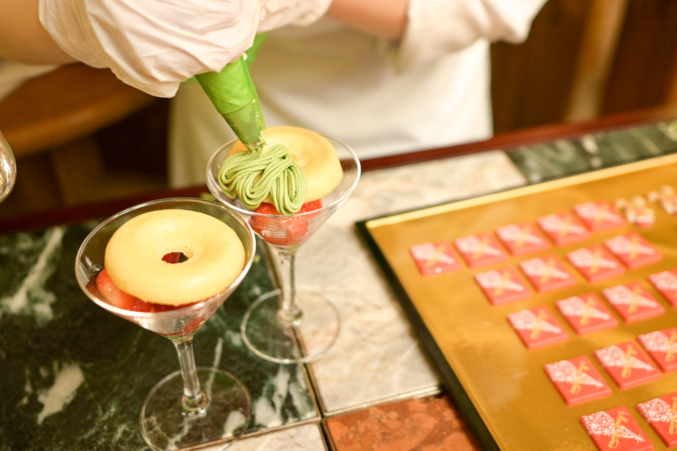 「ピスタチオクリームとストロベリーゼリーのクリスマスリース」