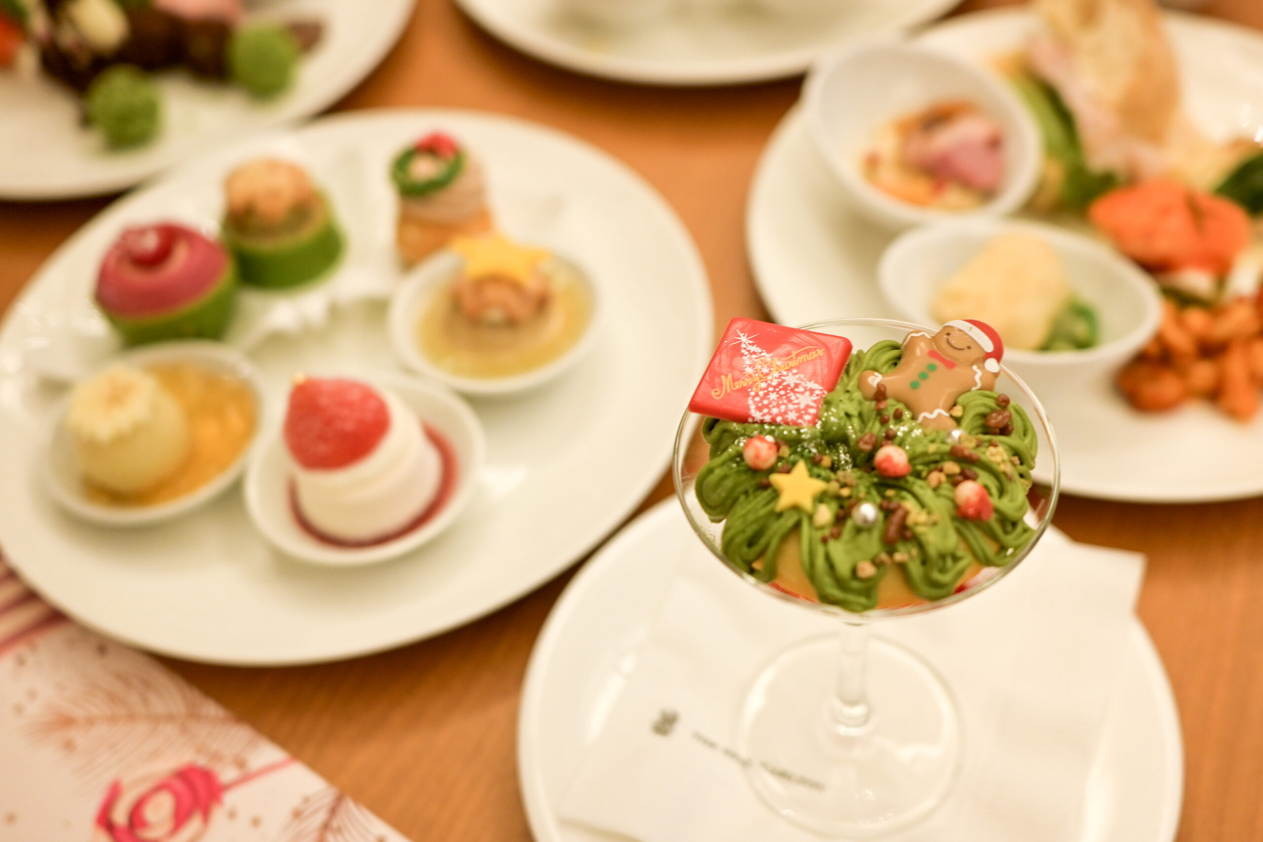 「ピスタチオクリームとストロベリーゼリーのクリスマスリース」