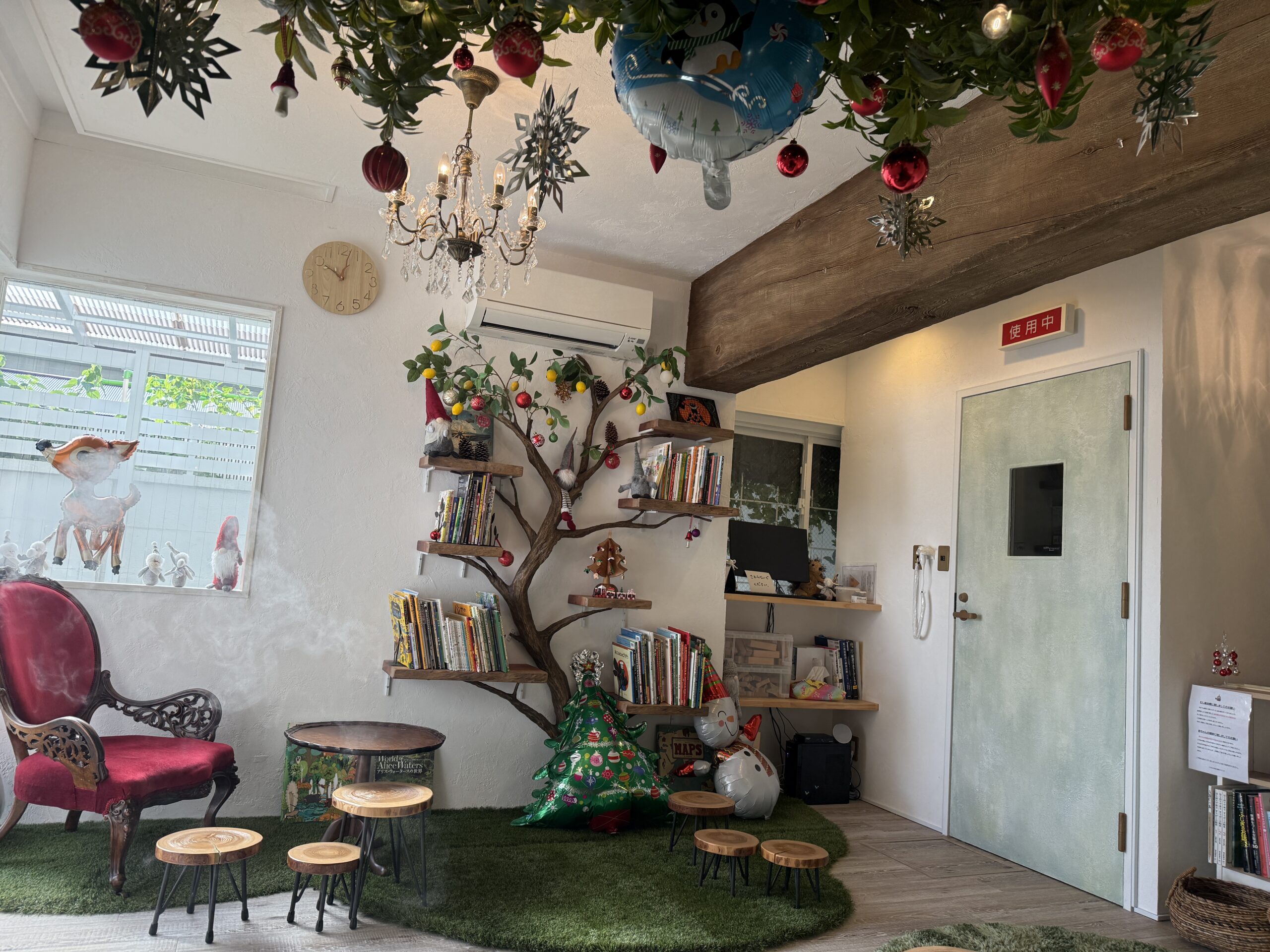 こどもと女性の歯科クリニック待合室