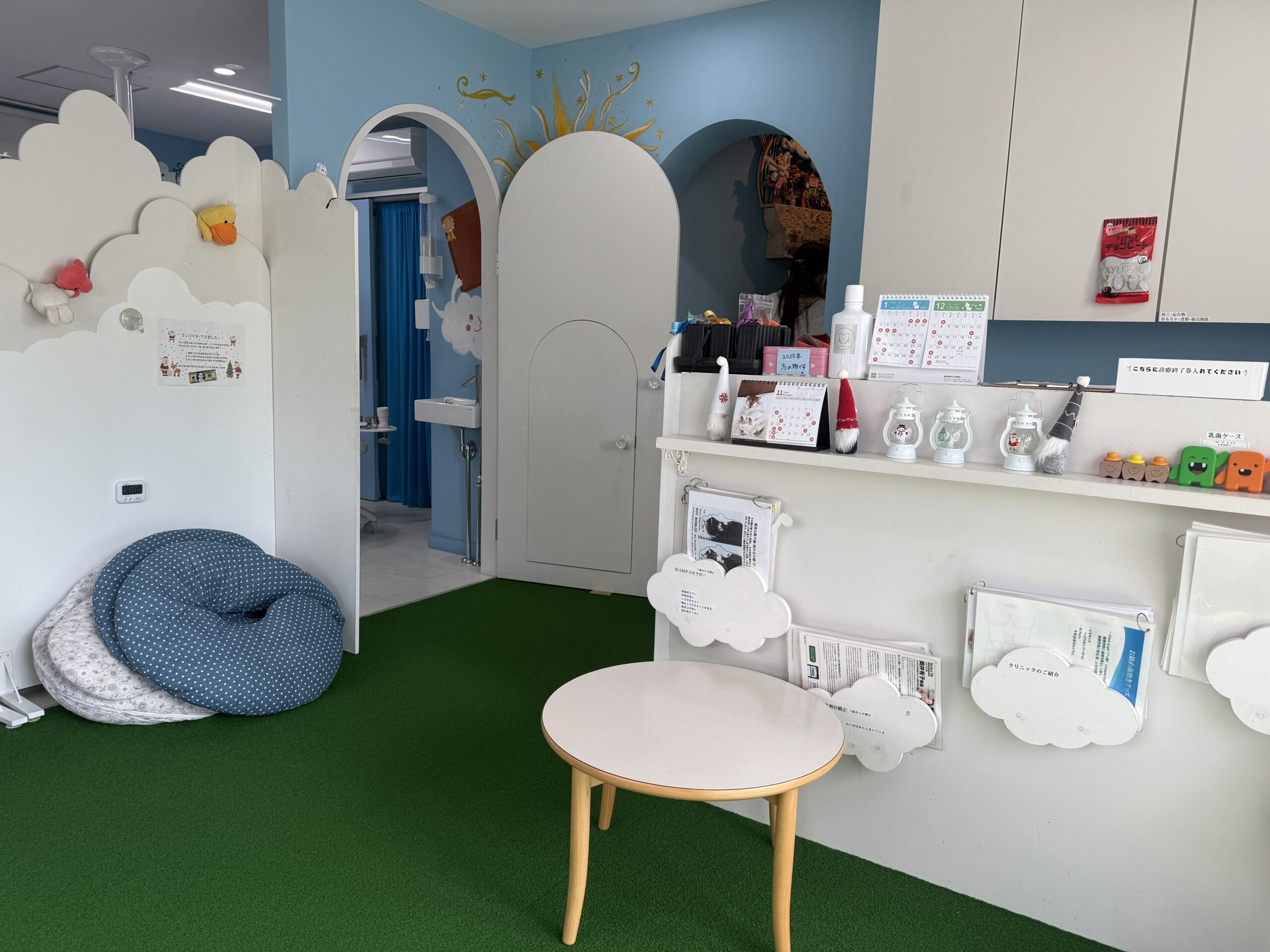 こどもと女性の歯科クリニック診察室