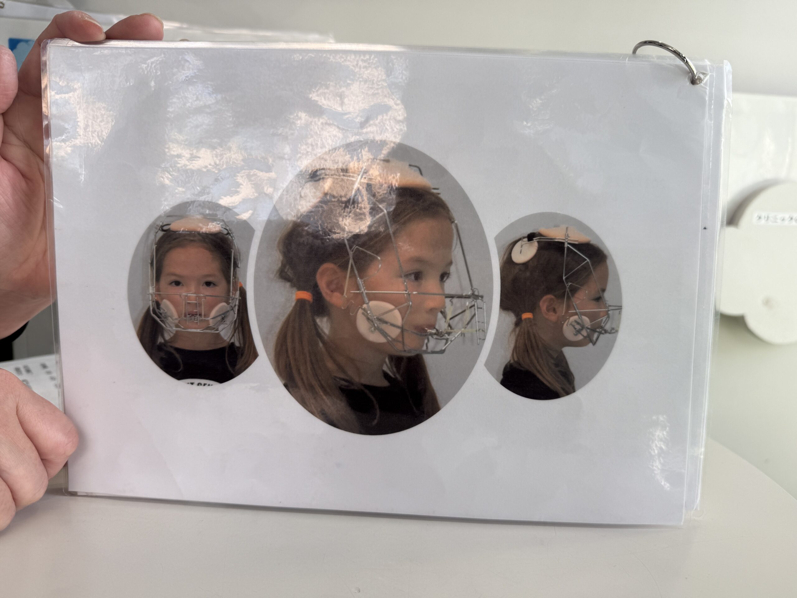 こどもと女性の歯科クリニック診察室