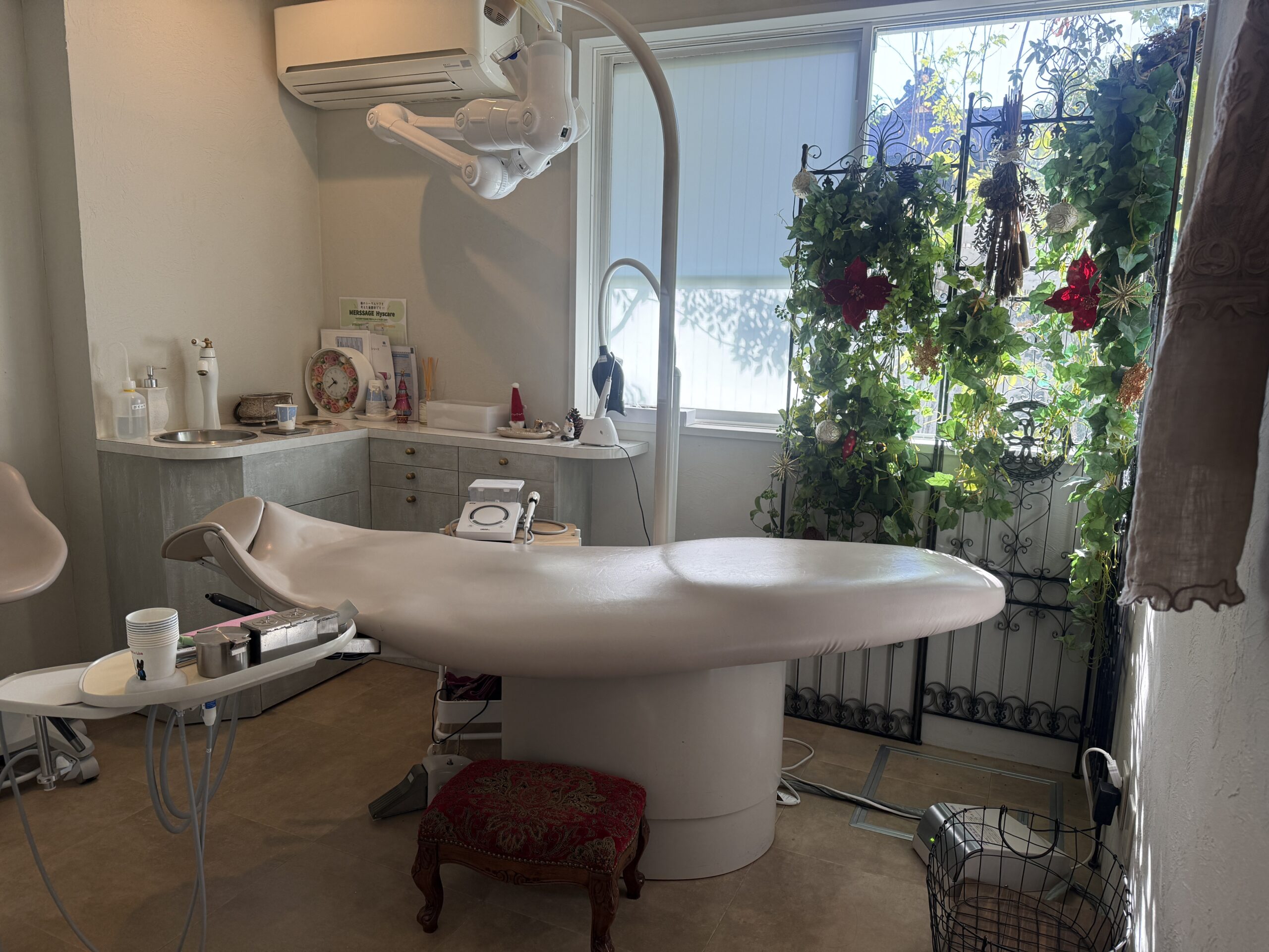 こどもと女性の歯科クリニック診察室