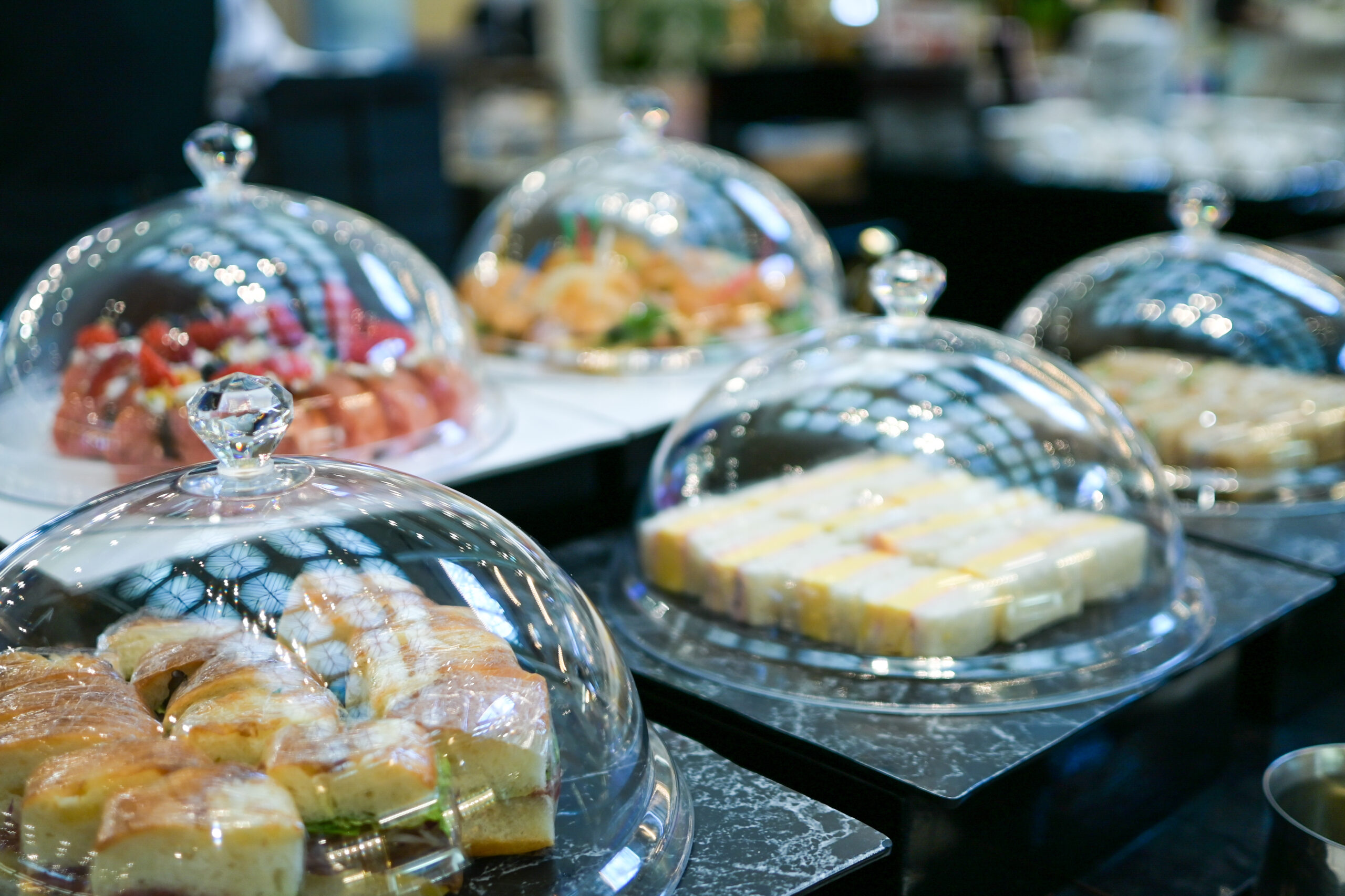 ホテルニューオータニ大阪 さつきラウンジ いちごビュッフェ ジュエリーテーマ 寿司・惣菜・サンドイッチなどのセイヴォリー