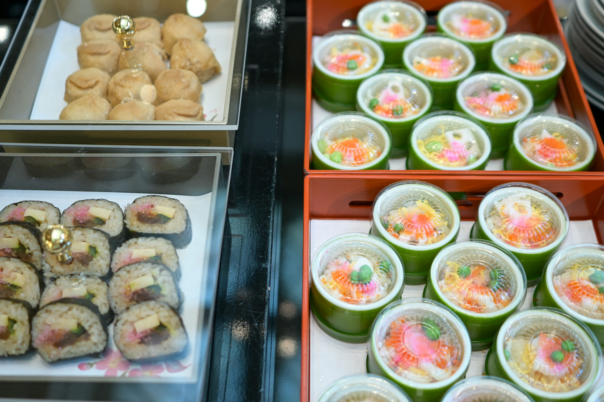 ホテルニューオータニ大阪 さつきラウンジ いちごビュッフェ ジュエリーテーマ 寿司・惣菜・サンドイッチなどのセイヴォリー