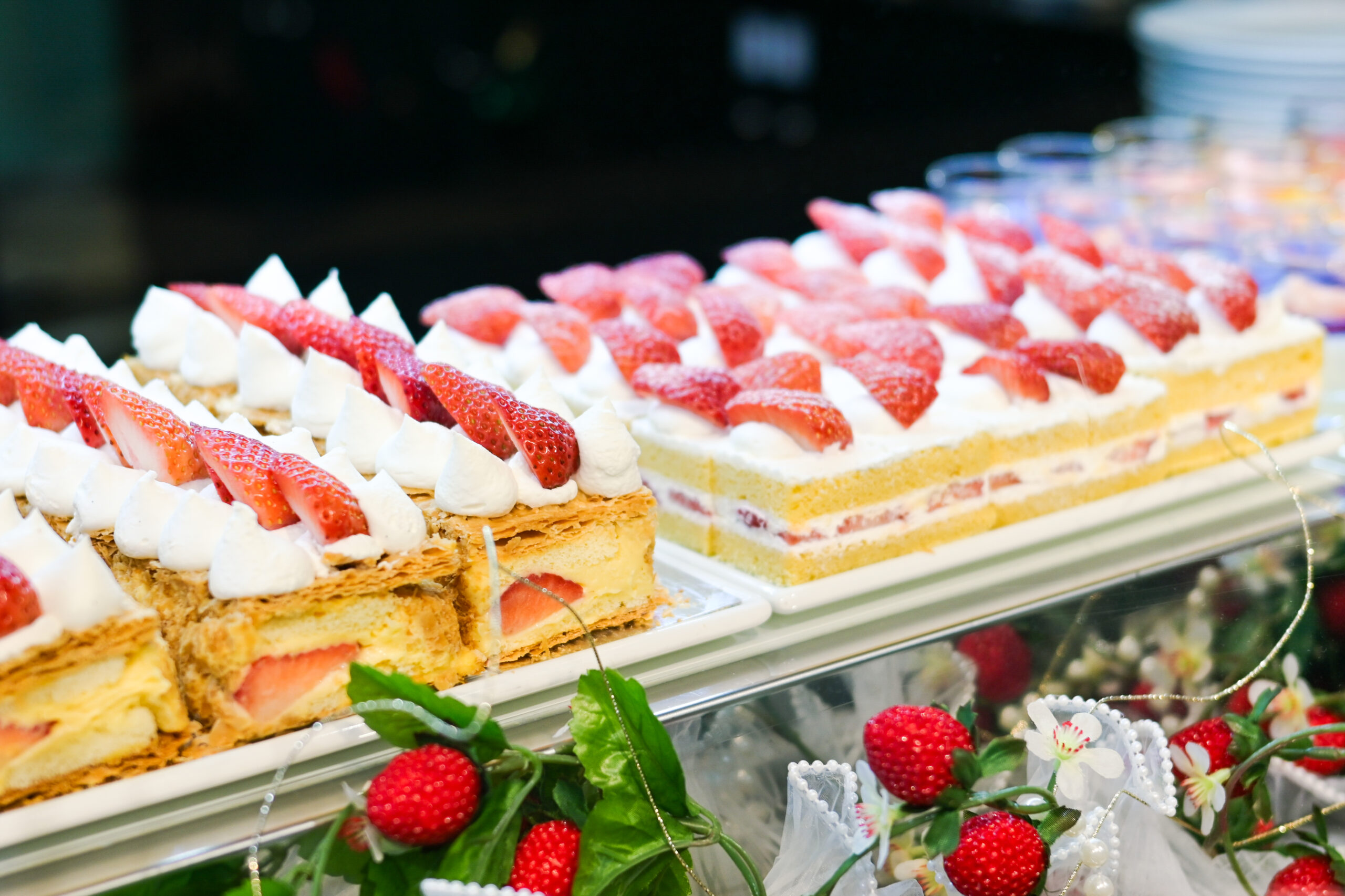 ホテルニューオータニ大阪 さつきラウンジ いちごビュッフェ ジュエリー 新スーパーあまおうショートケーキといちごのナポレオンパイ