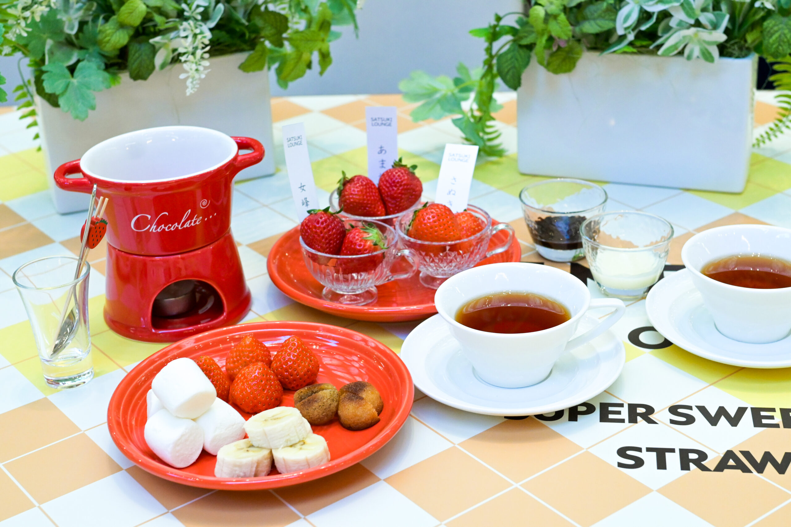 ホテルニューオータニ大阪 さつきラウンジ いちごビュッフェ ジュエリーテーマ オプションの「ブランドいちご食べ比べレポート」や「いちごチョコレートフォンデュ」