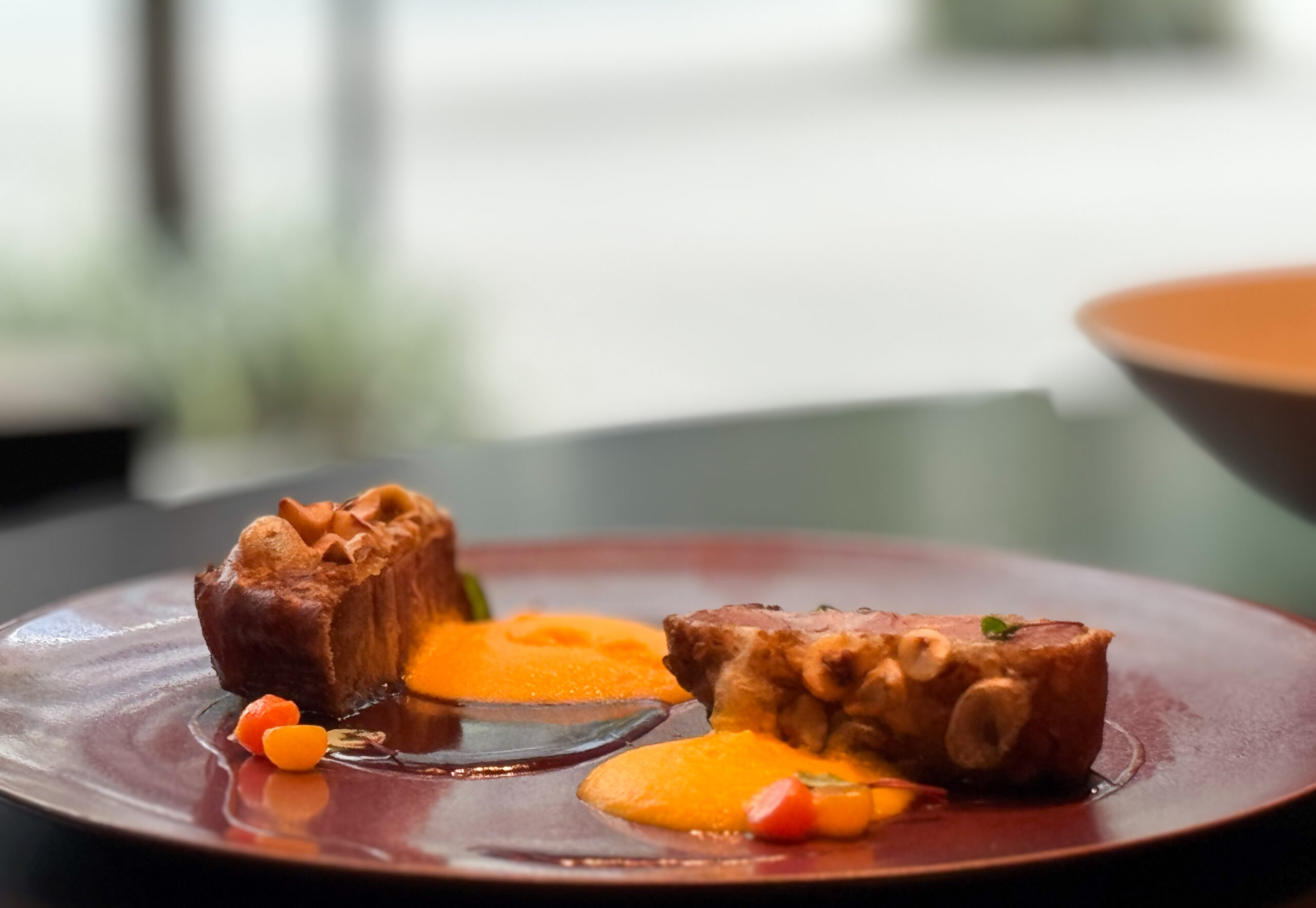 メインディッシュのオーストラリア産ラムショルダーのベニエ 人参のエスプーマ