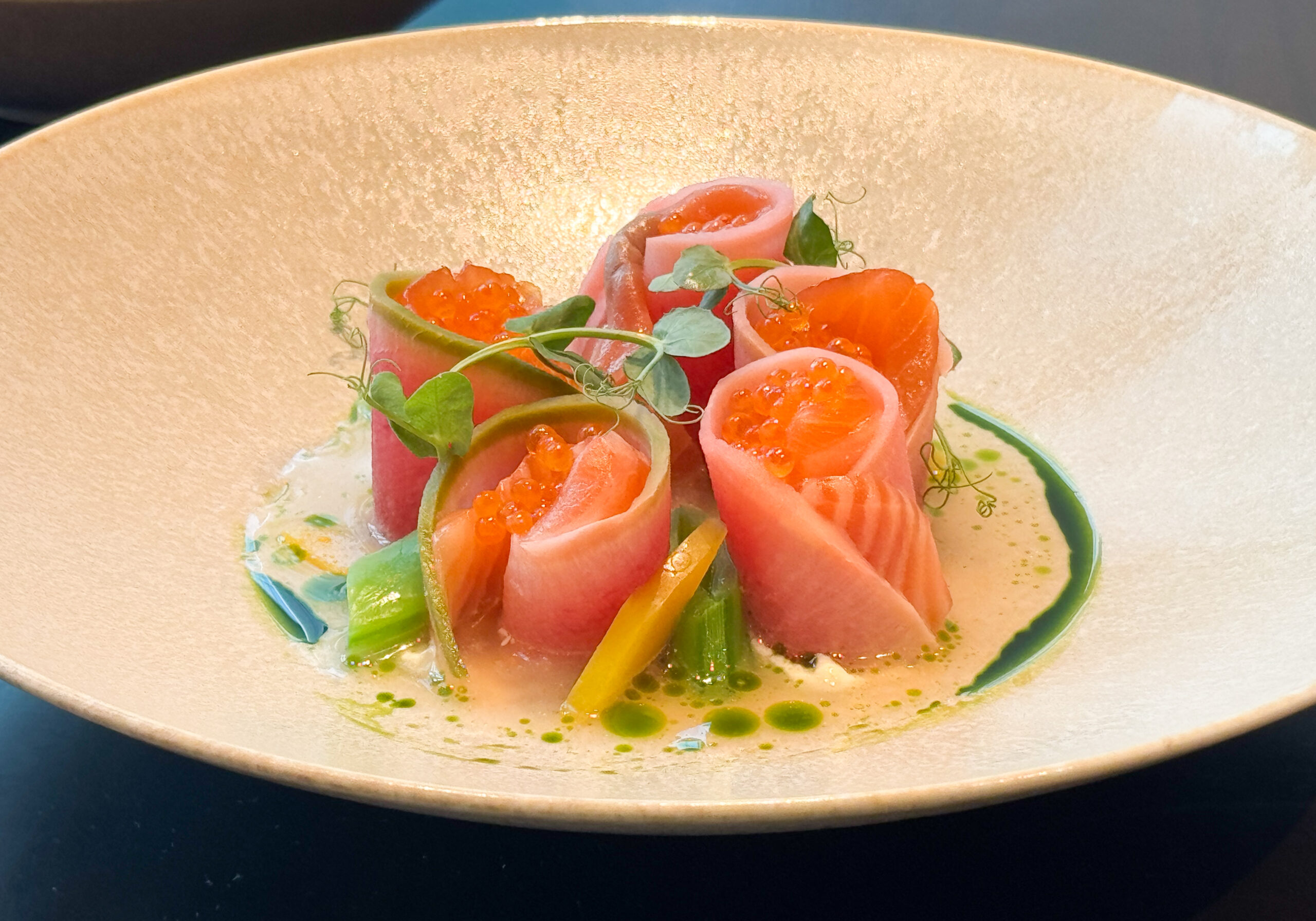 プルマン東京田町「ミモザコース2026 feat. アマラントス 宮島由香里シェフ」前菜　「タスマニア産サーモンのグラブラックス サーモンコンソメ 春野菜」