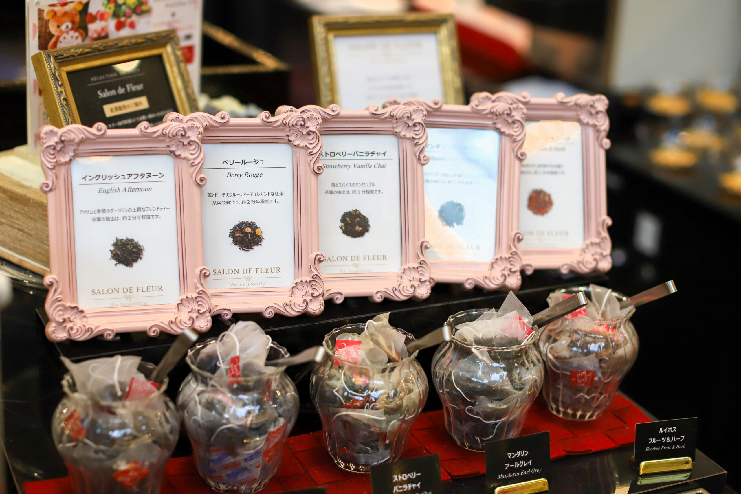 ホテルニューオータニ大阪 さつきラウンジ いちごビュッフェ ジュエリーテーマ 紅茶