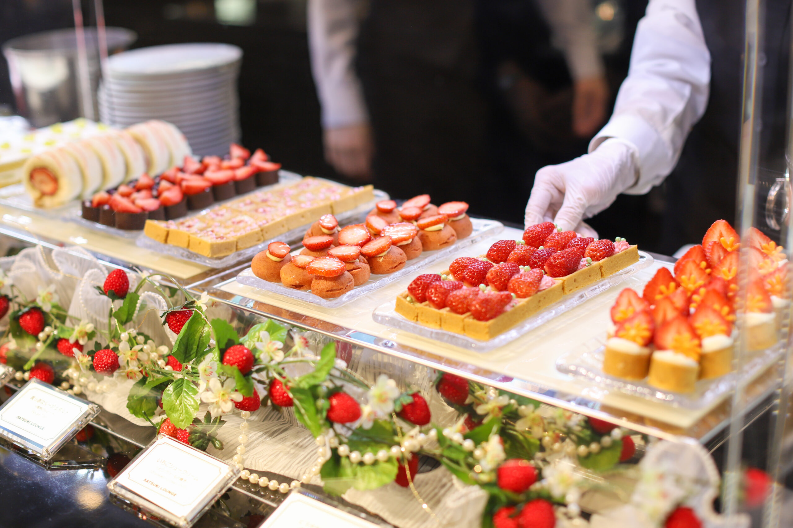ホテルニューオータニ大阪 さつきラウンジ いちごビュッフェ ジュエリーテーマのスイーツ各種