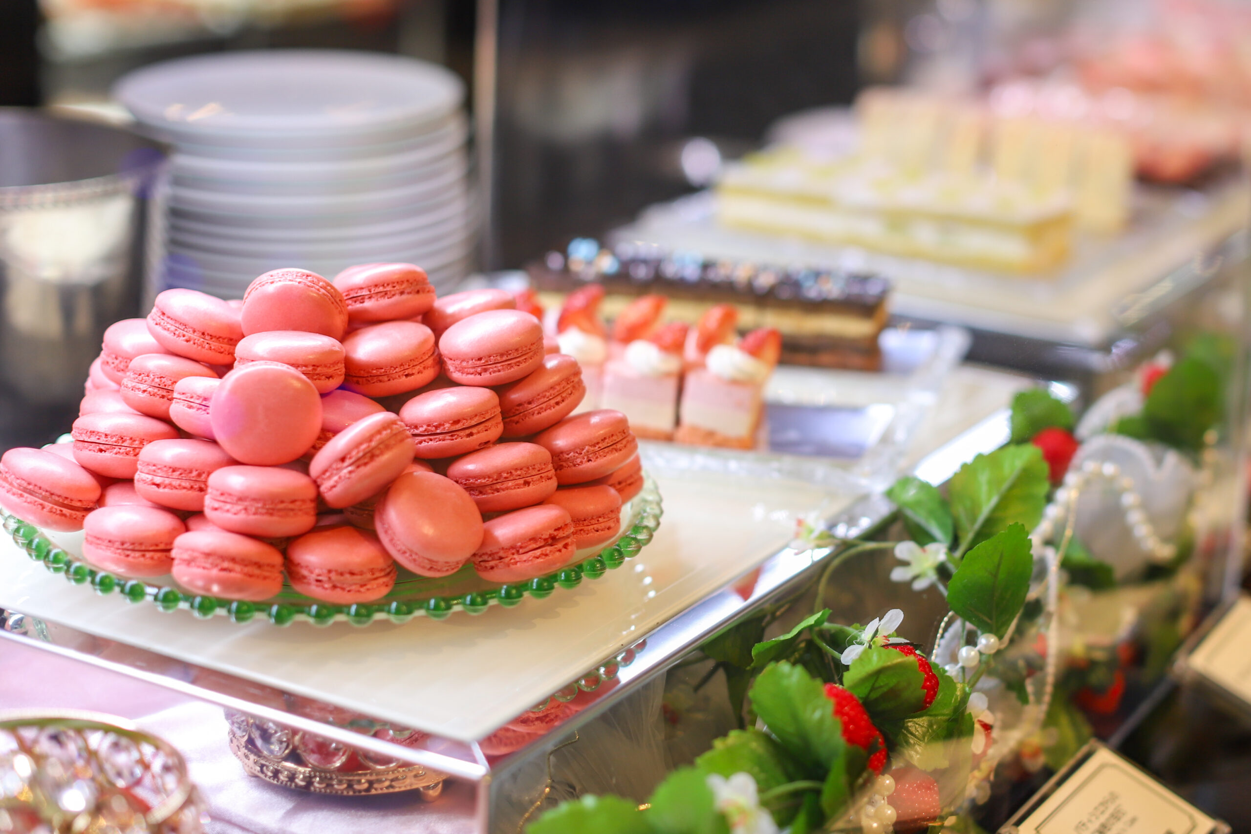 ホテルニューオータニ大阪 さつきラウンジ いちごビュッフェ ジュエリーテーマのスイーツ各種