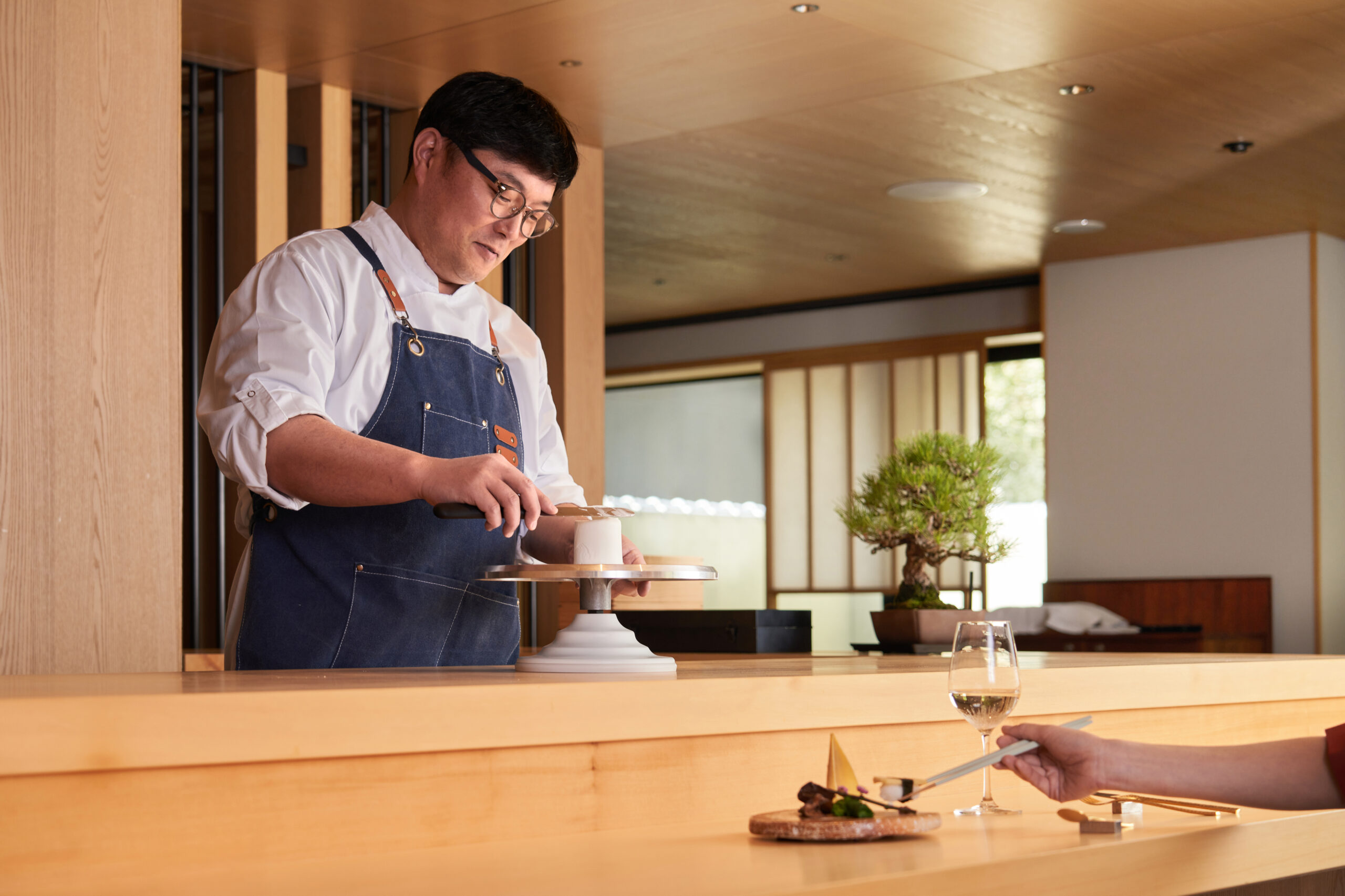 「バンヤンツリー・東山 京都」桜のアフタヌーンティー カウンター席