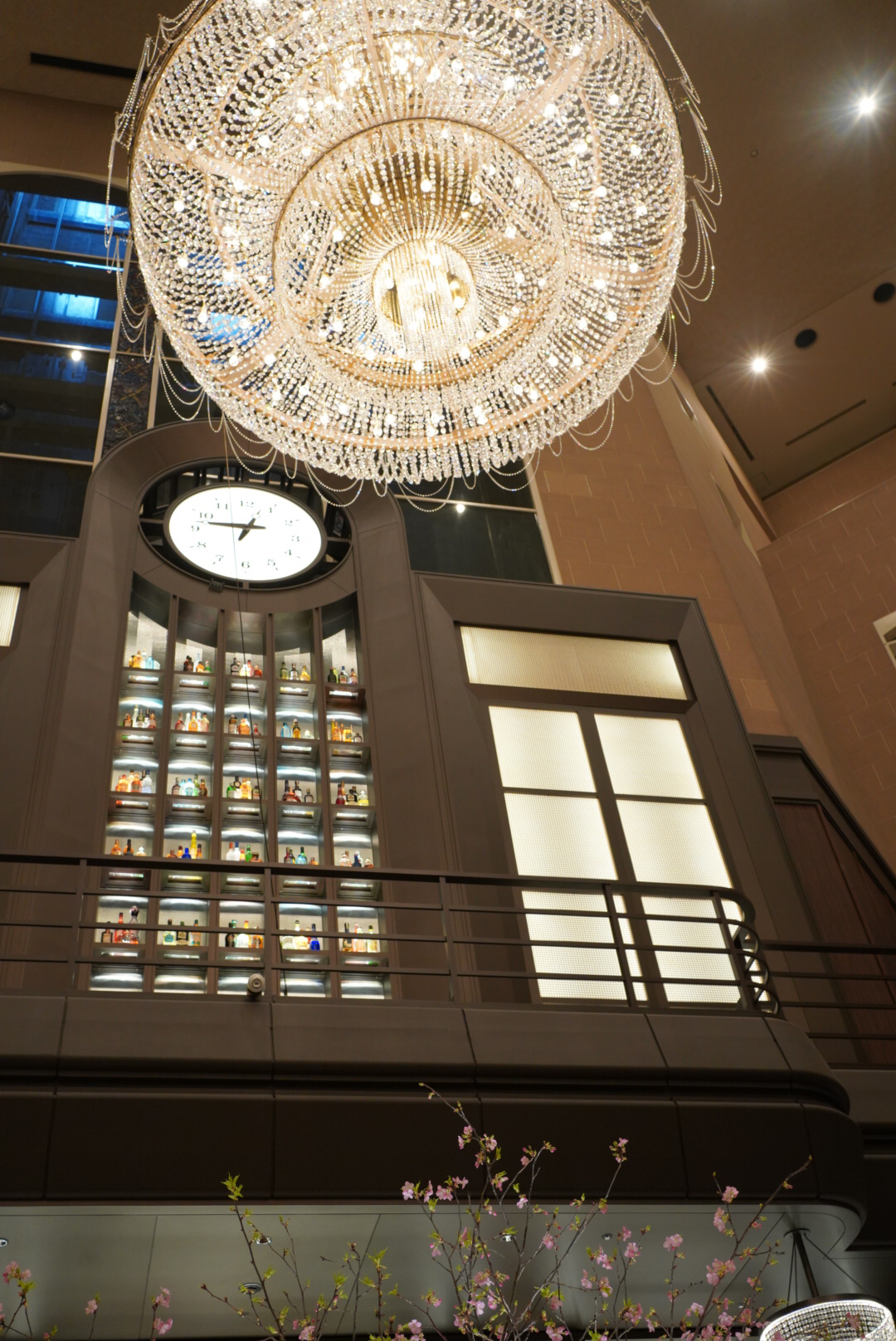 ハイアット リージェンシー 東京 Nineteen Eighty Lounge & Bar シャンデリアと壁一面のボトル