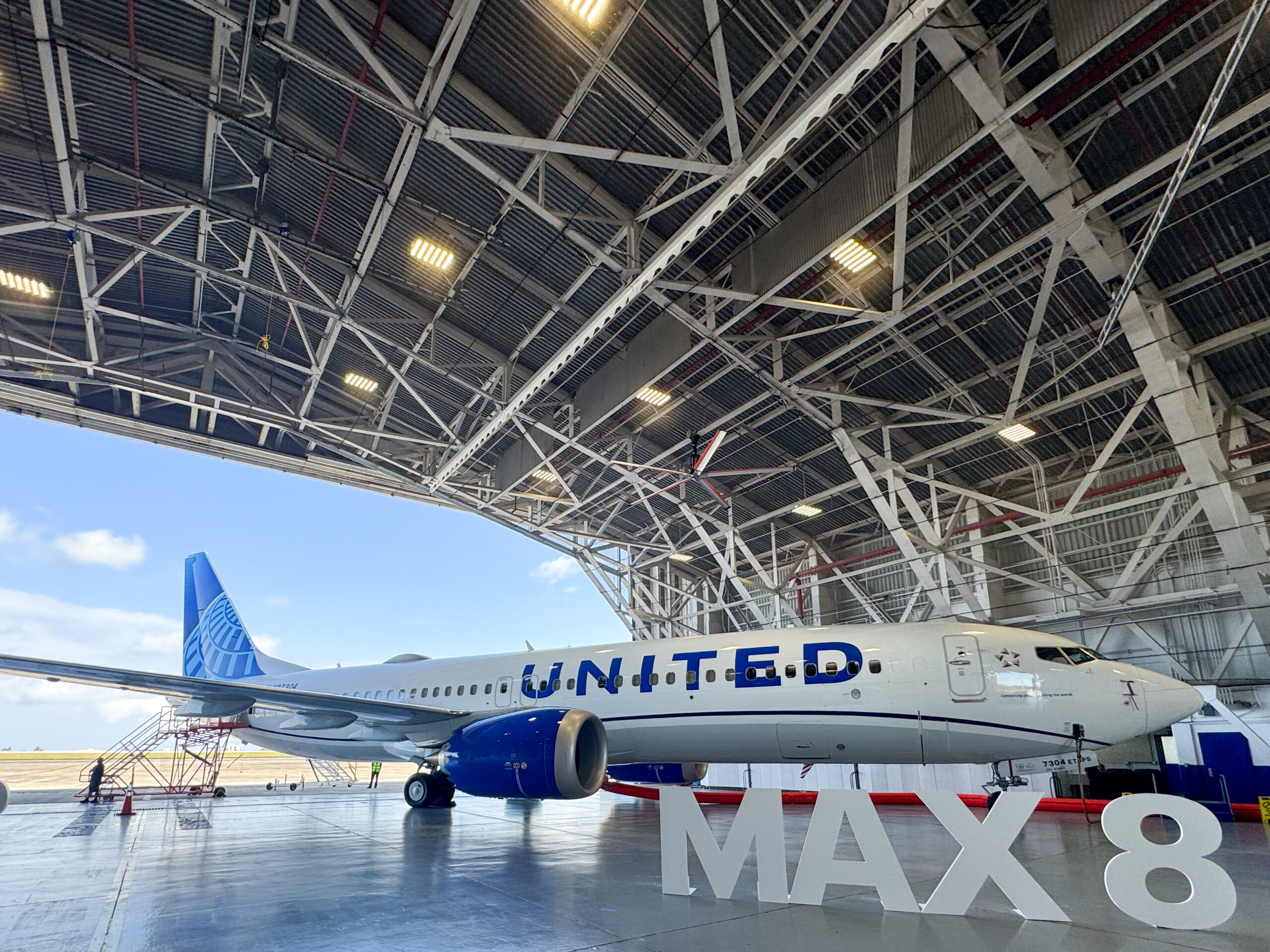グアムのハンガー内のユナイテッド航空ボーイング737 MAX 8 型機