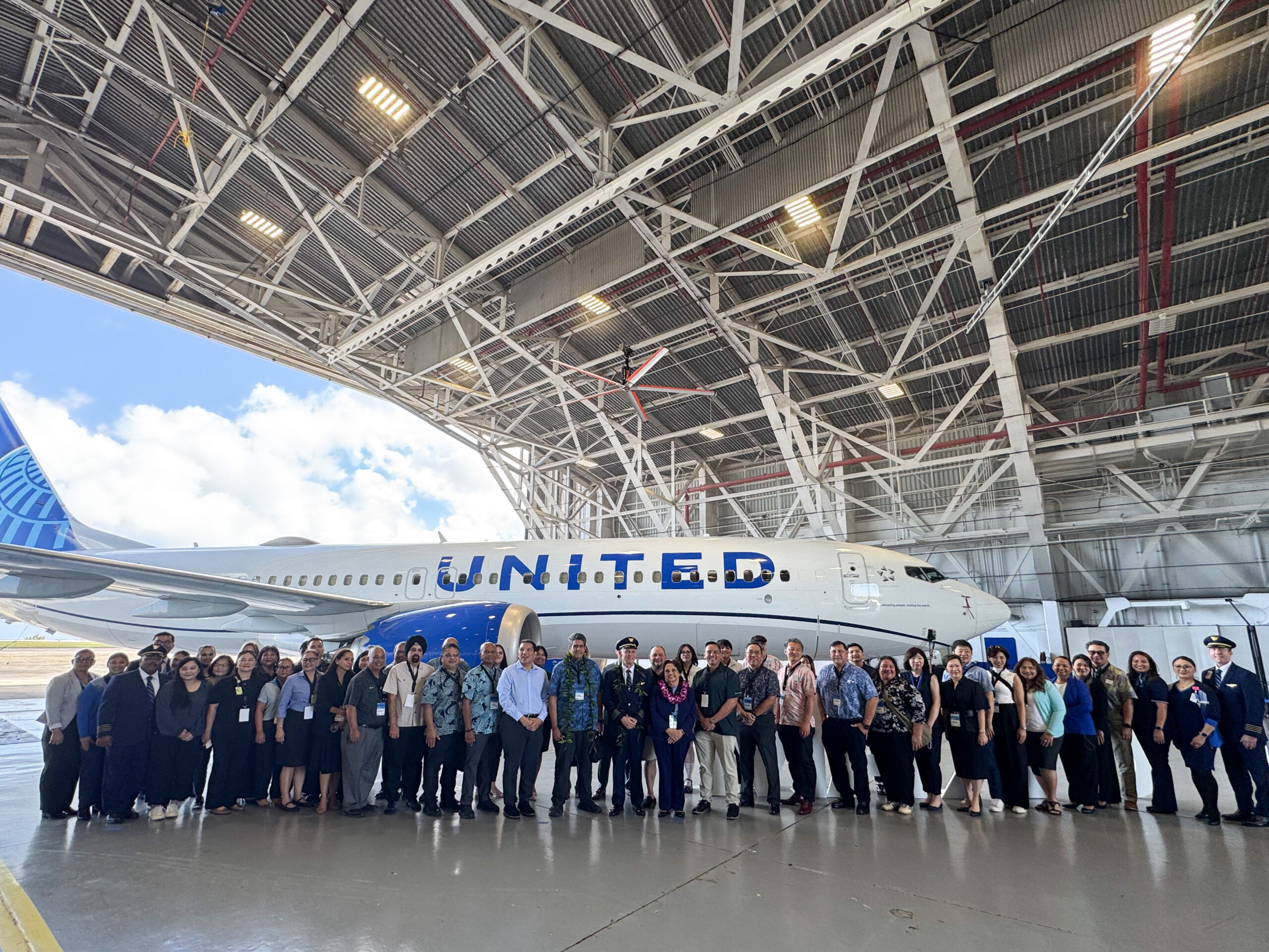 「737 MAX 8」の機体と、「ユナイテッド航空」やグアムの関係者