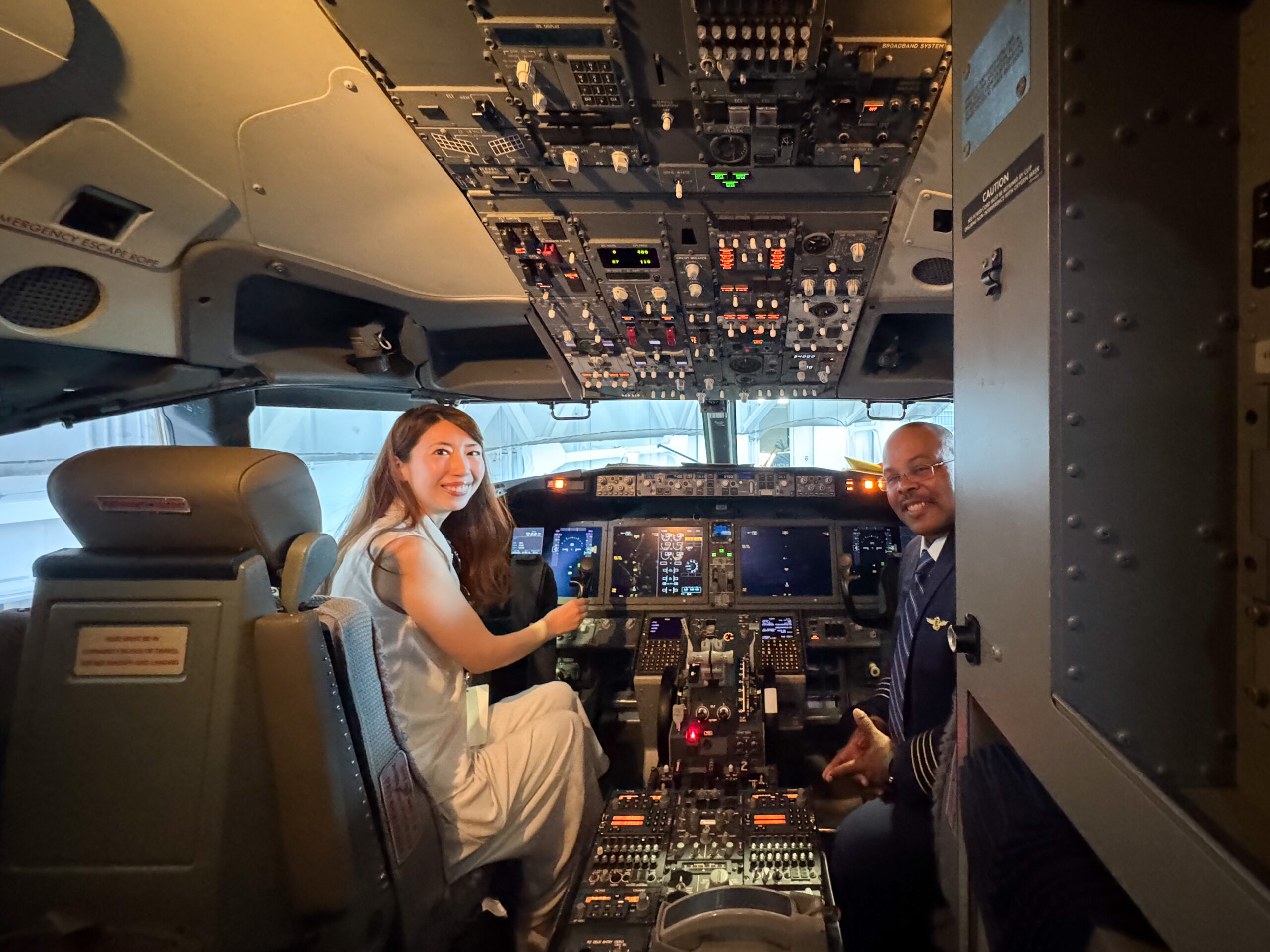 コックピットでパイロットと