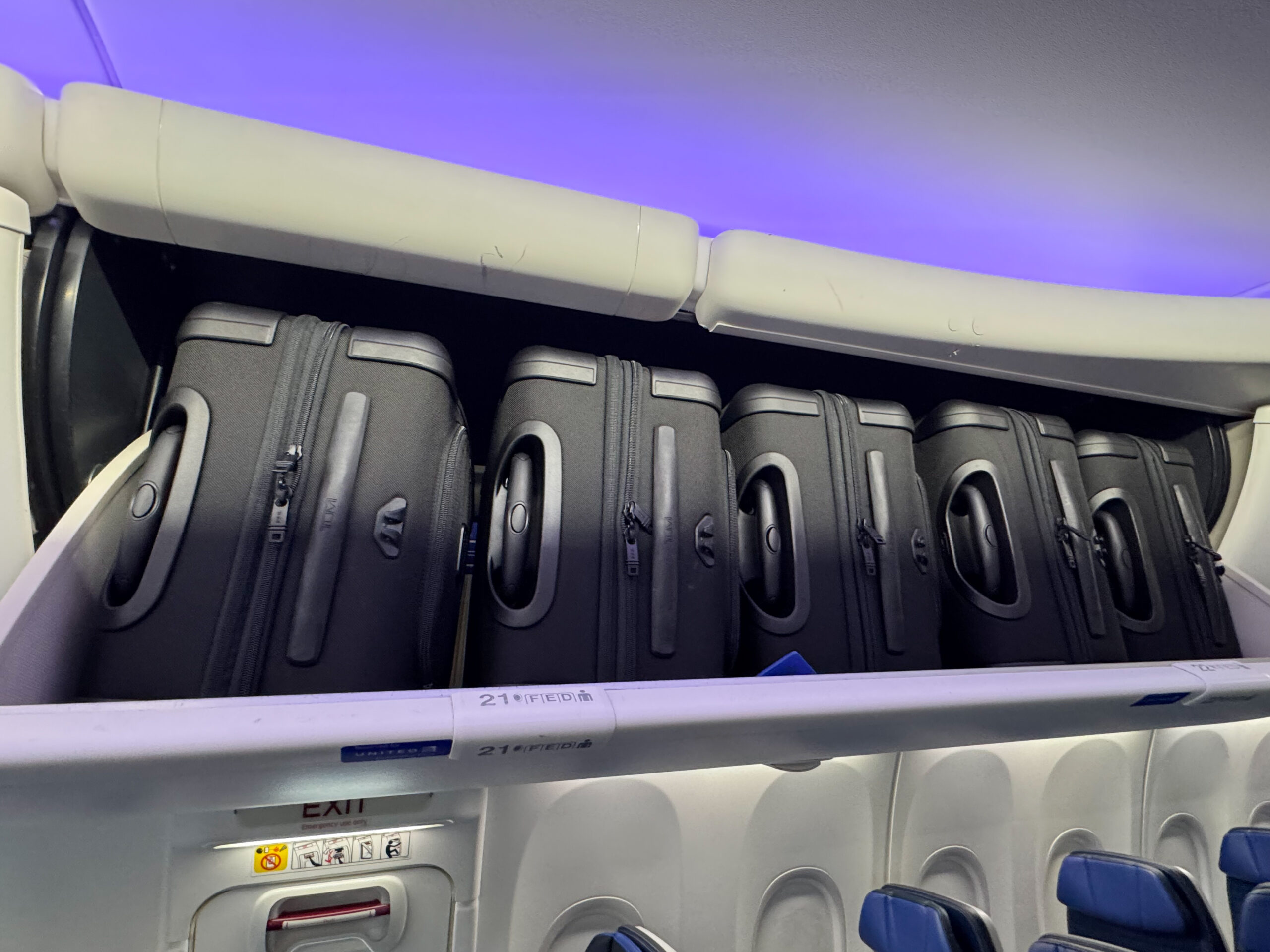 ボーイング737 MAX 8の手荷物収納棚