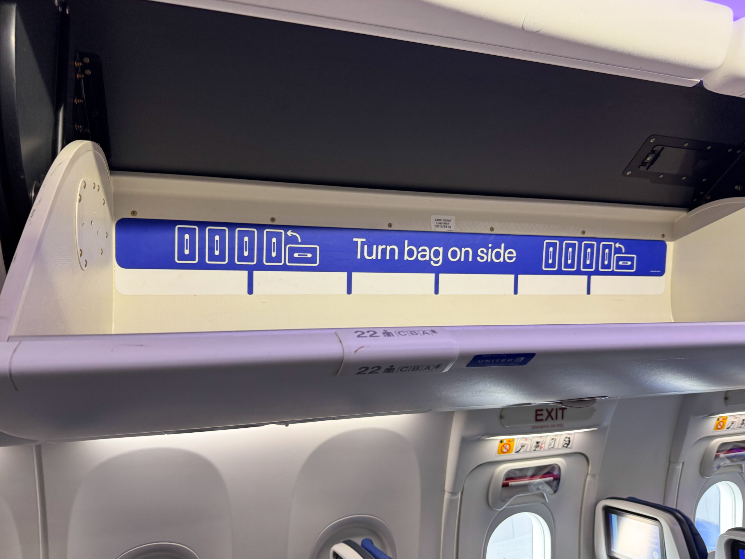 ボーイング737 MAX 8の手荷物収納棚2