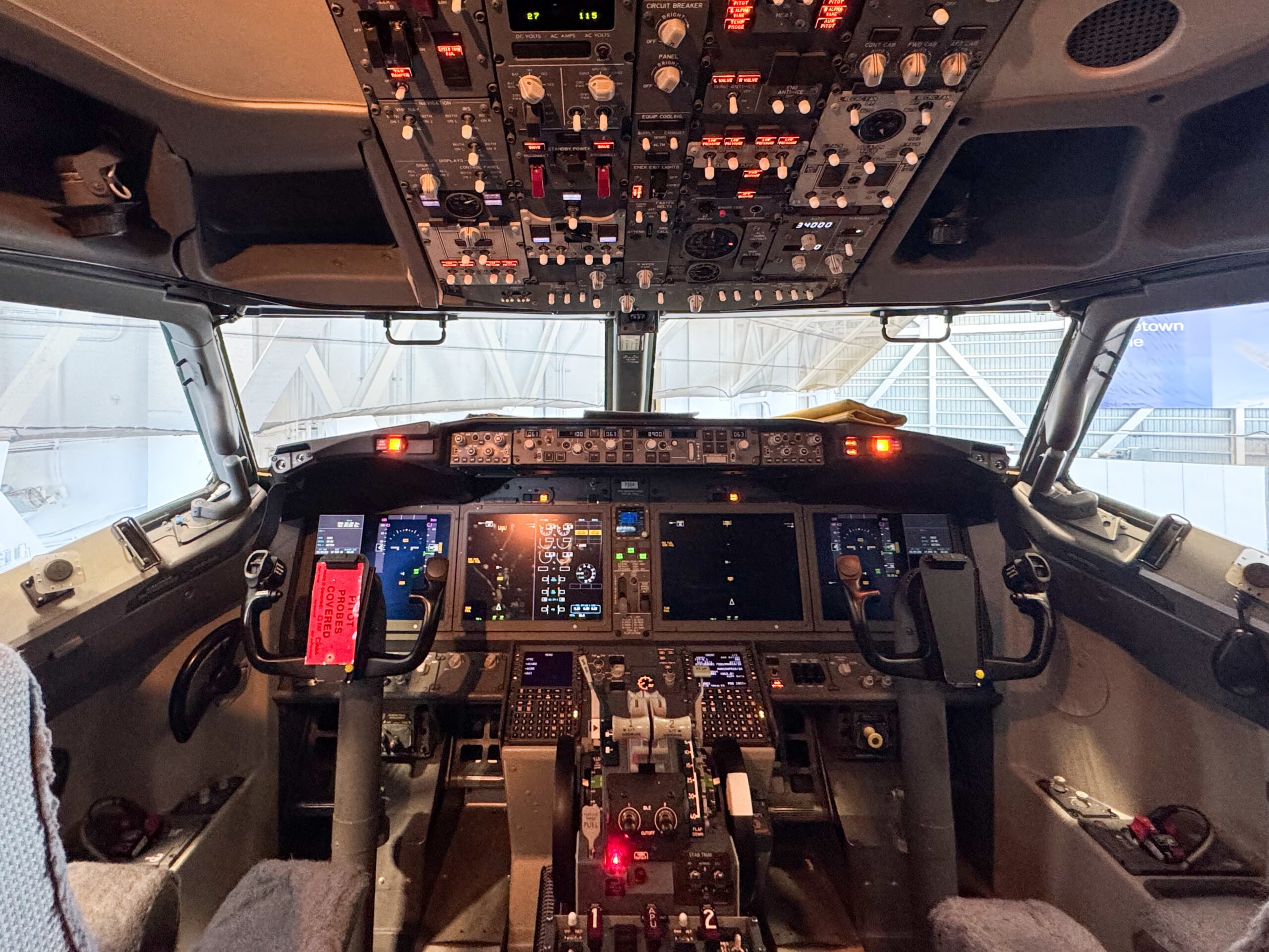 グアム空港でお披露目されたユナイテッド航空の737 MAX 8のコックピット