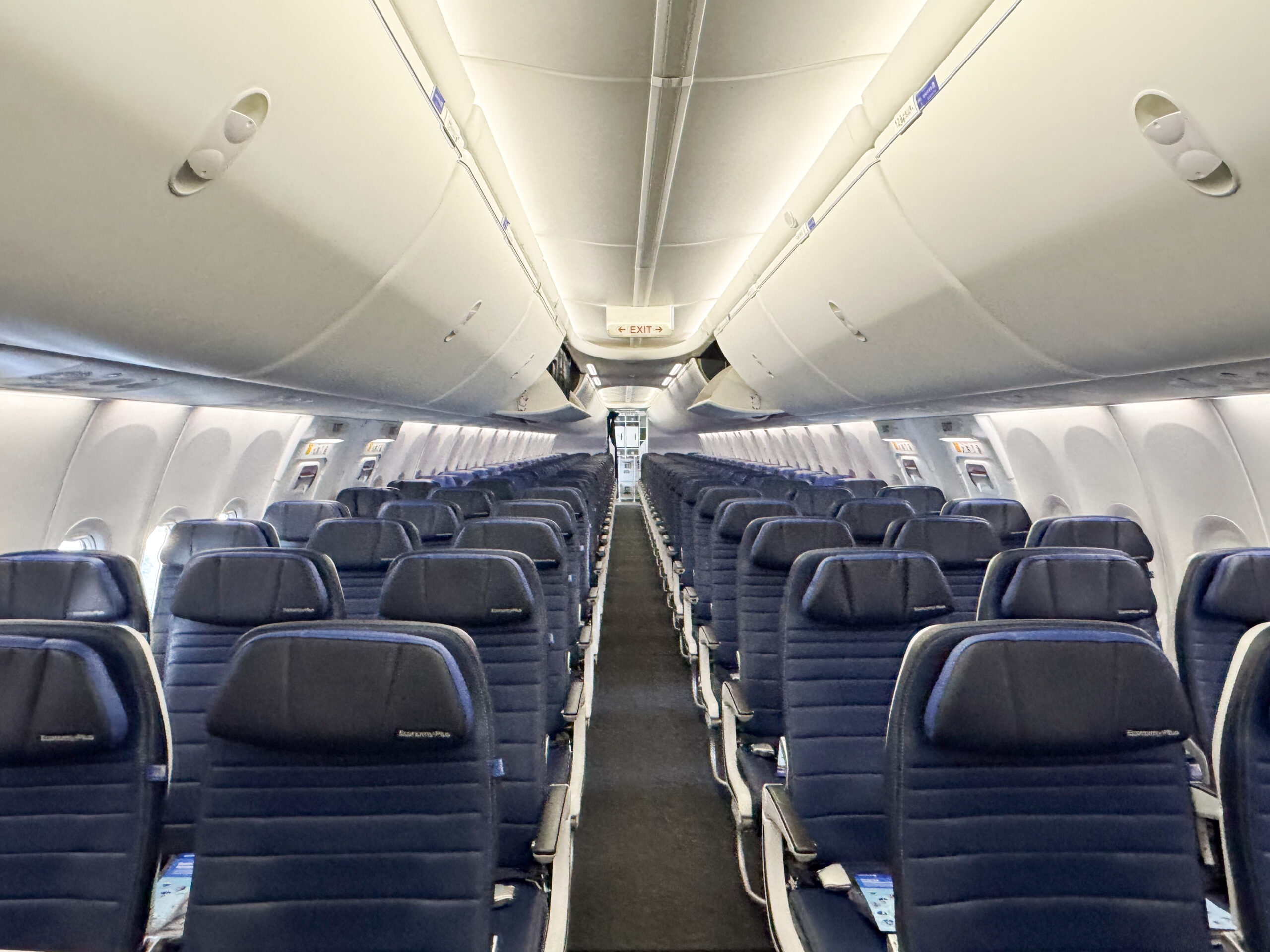 ユナイテッド航空ボーイング737 MAX 8 型機、機内エコノミークラス
