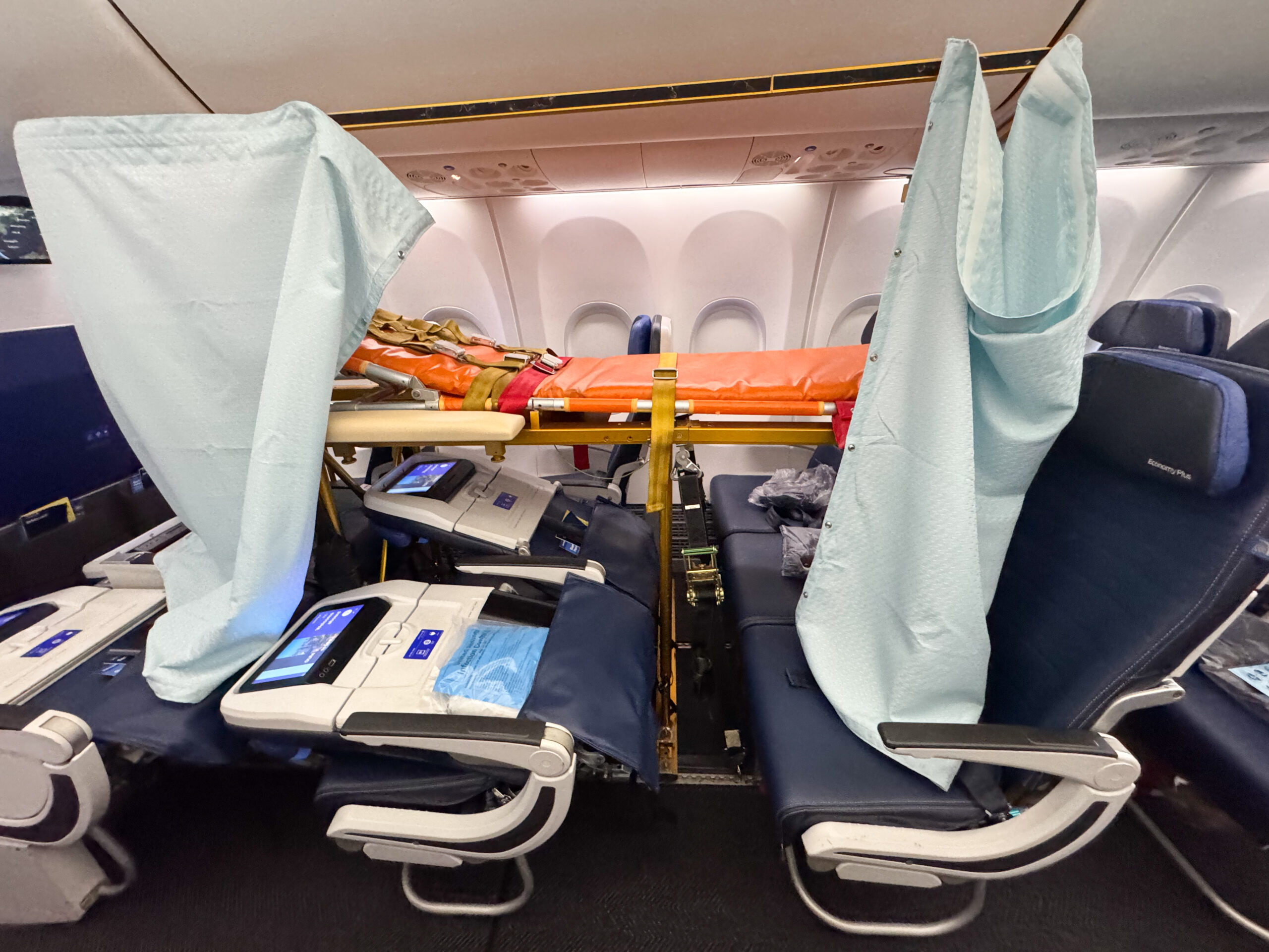 エコノミークラス最前列の医療用ストレッチャー