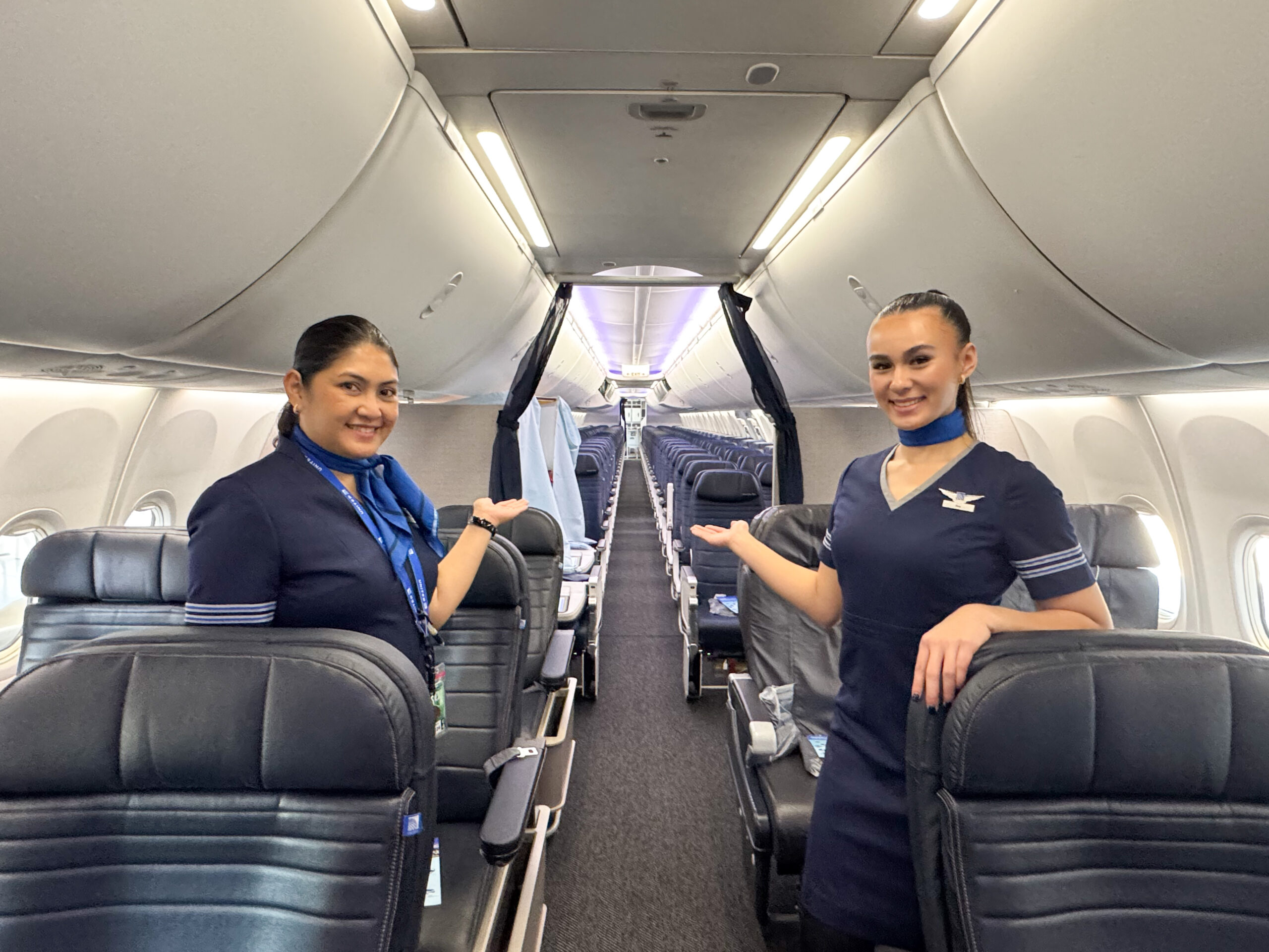 「ユナイテッド・ファースト」を紹介する客室乗務員