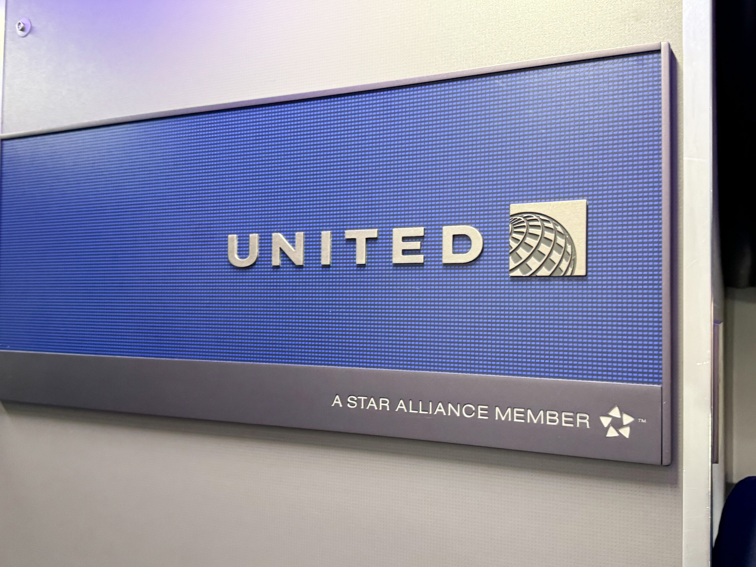ユナイテッド航空の機内のロゴ部分