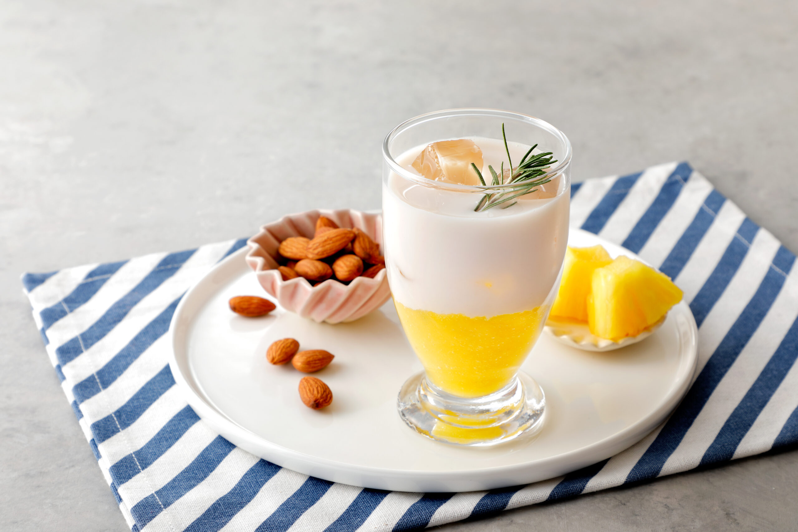 パイナップルとローズマリーのアーモンドミルク