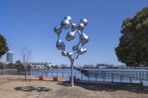 「三井リンクラボ新木場3」に登場した、名和晃平氏の巨大彫刻《Cell Tree》