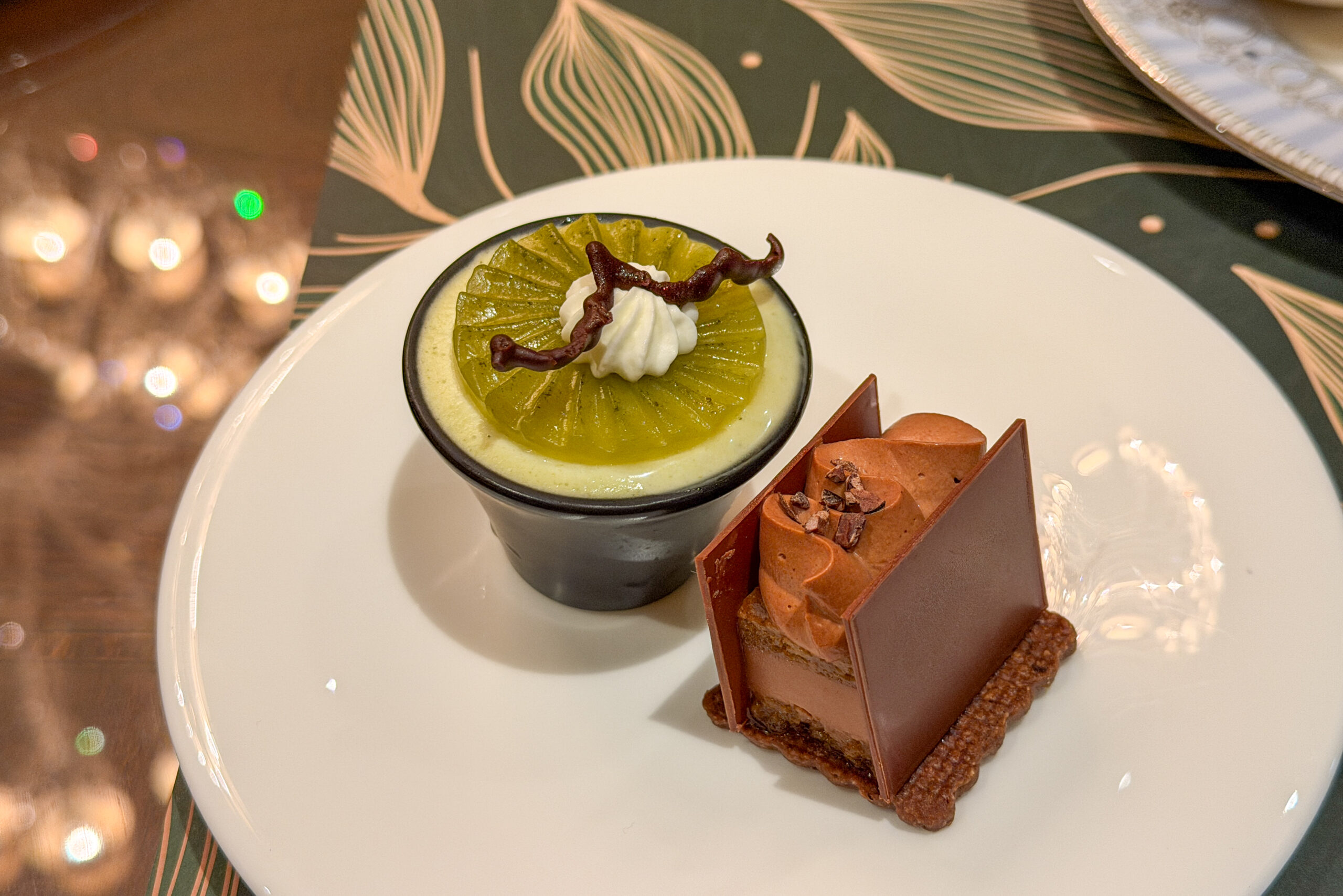 「カシス風味の紅茶ゼリー ライト煎茶ムース」と「ココアニブジュレ ほうじ茶ダークチョコレートクリーム」