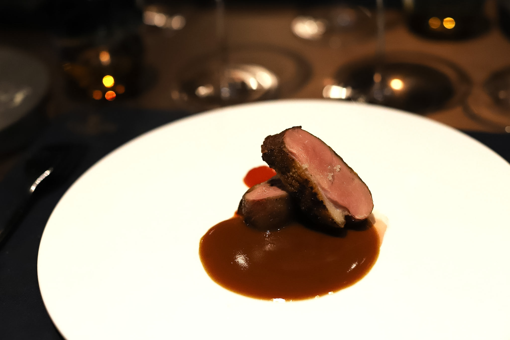 炭の香りの合鴨胸肉 皮付きヤングコーン 赤ピーマンピューレ ダックフォアグラ風味マデラ酒ソース