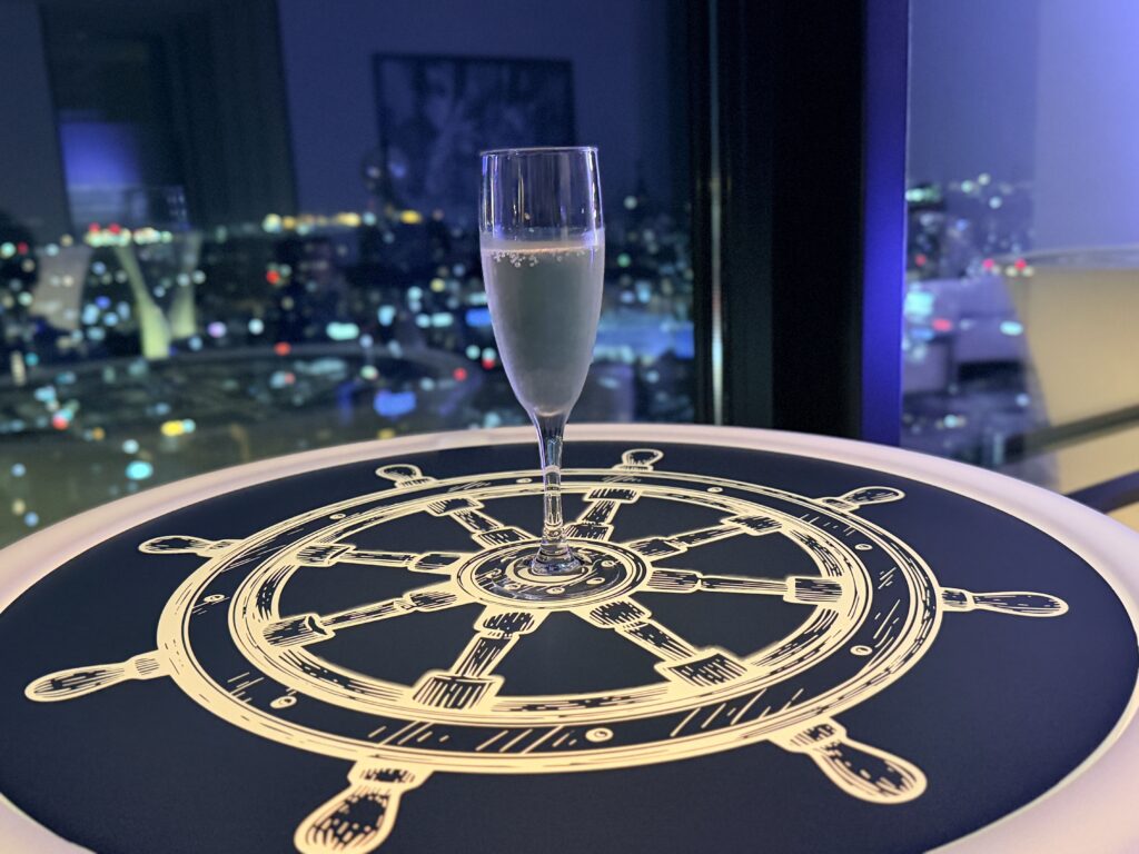 ラウンジからも夜景が美しく
