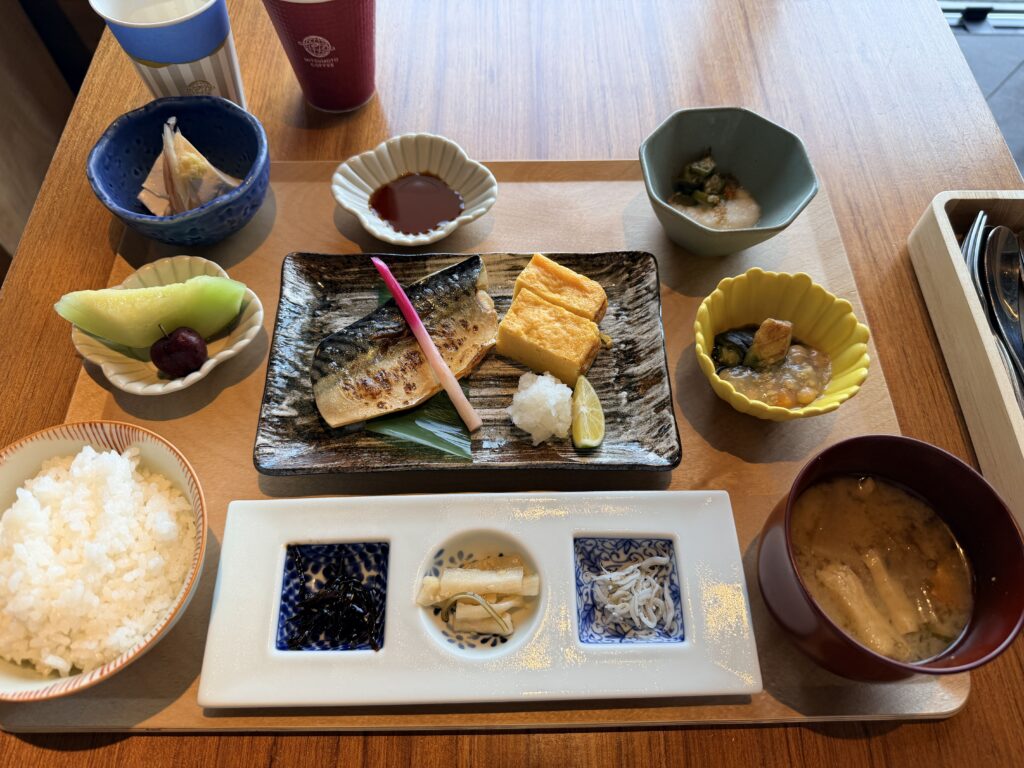 この日のメインは“サバ”、具沢山の味噌汁