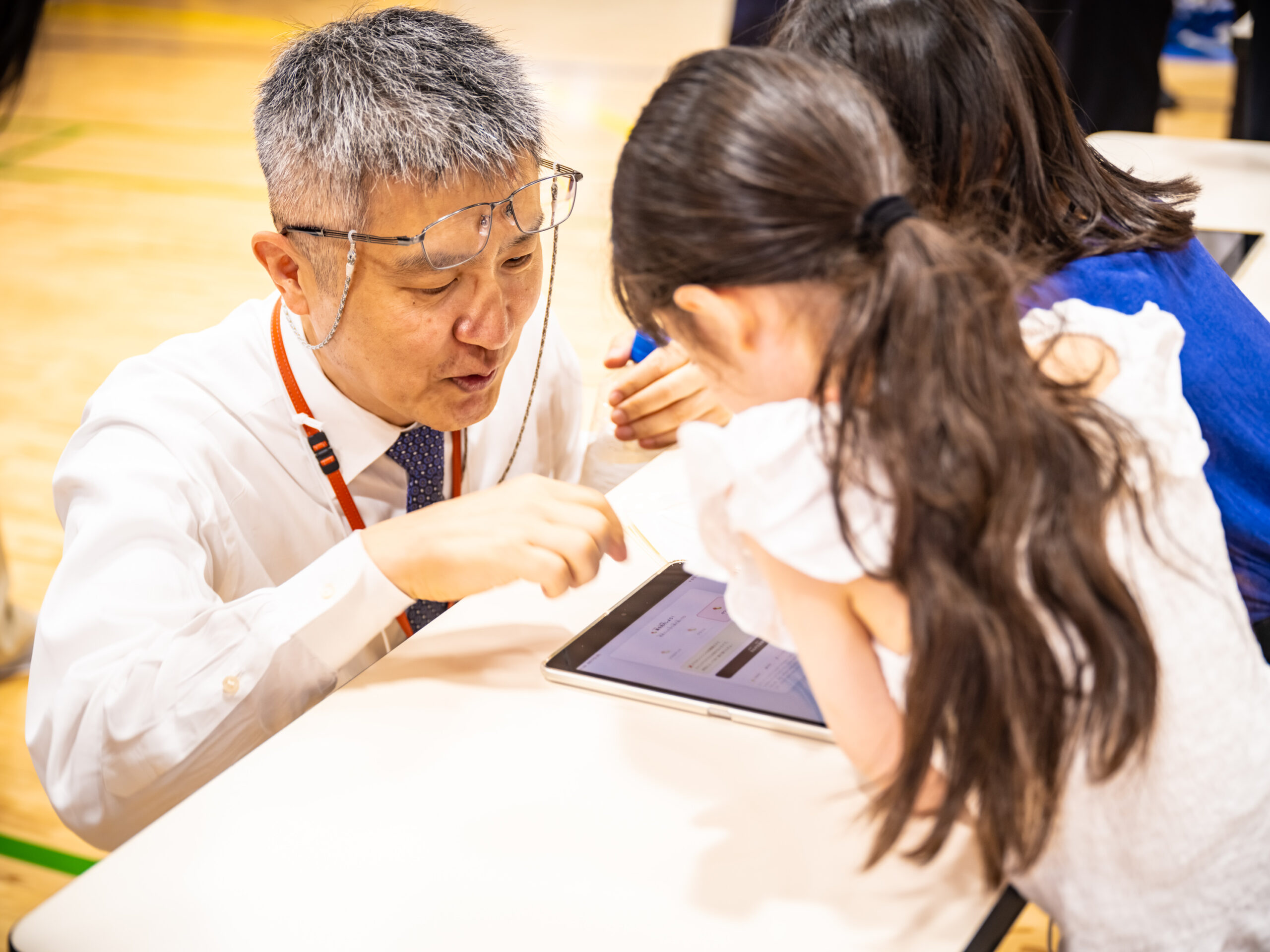 アボット主催感染症検査啓発イベントでiPadゲームで遊ぶ様子
